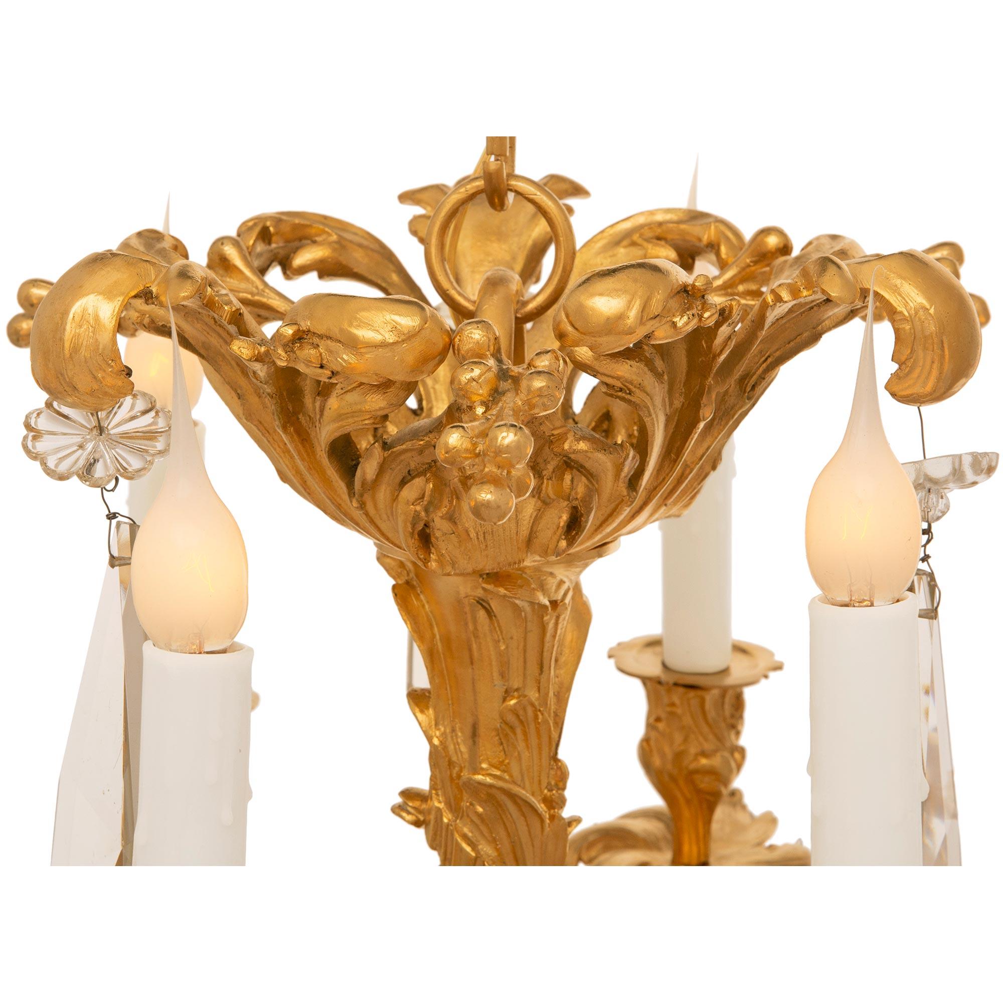 Piccolo lampadario francese del XIX secolo in stile Luigi XV con ormolatura e cristalli In condizioni buone in vendita a West Palm Beach, FL