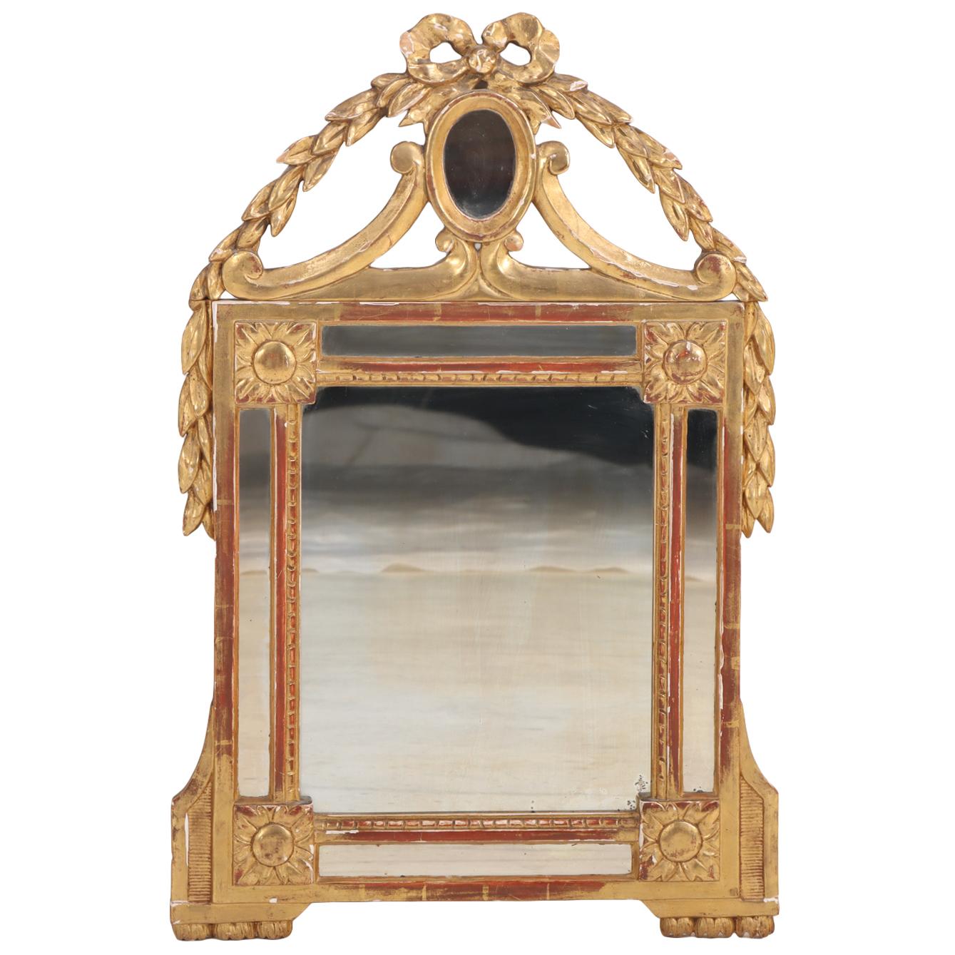 Kleiner französischer Spiegel aus Giltwood, um 1880. (Geschnitzt) im Angebot