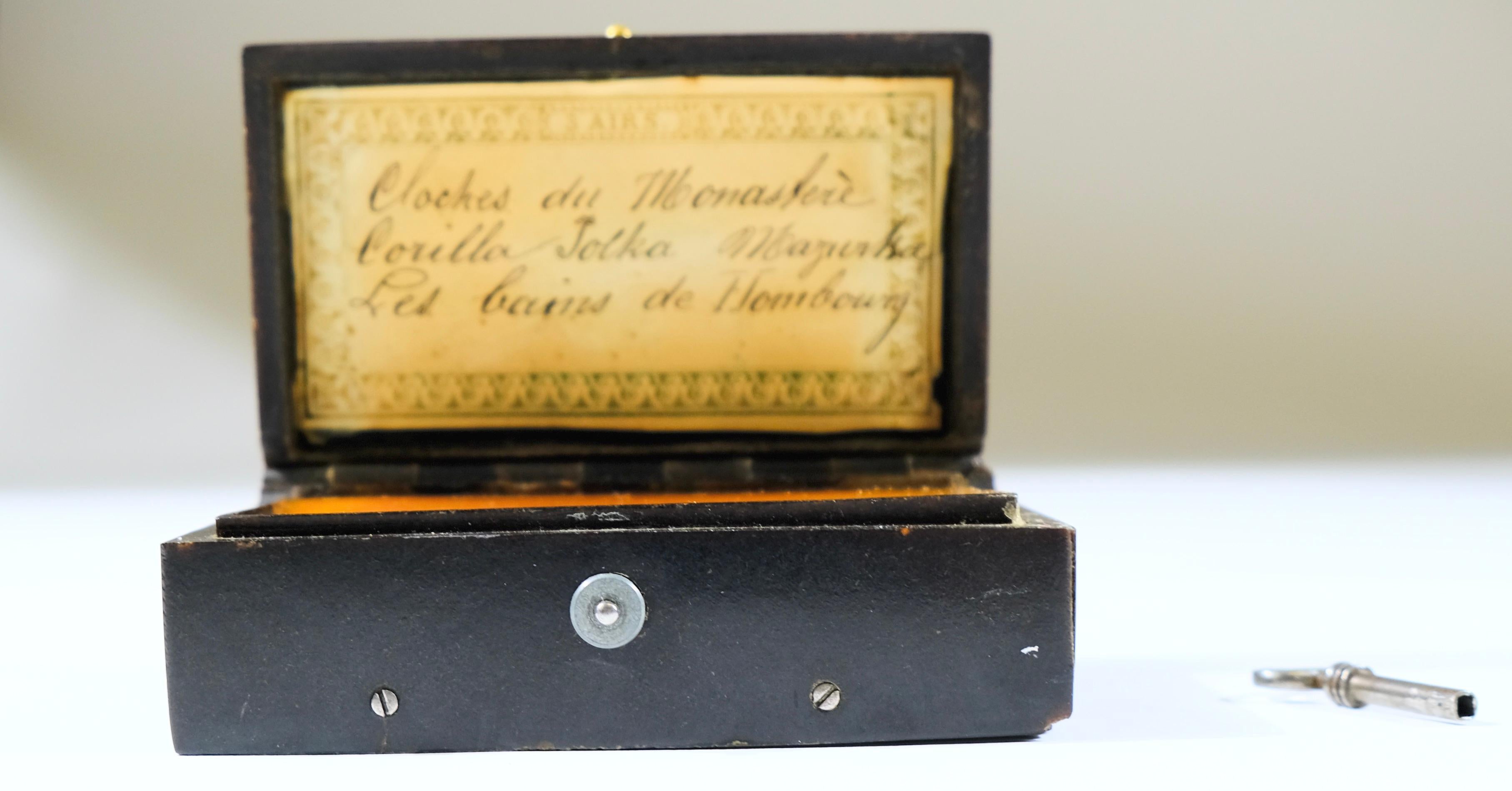 A small French music box, 19th c For Sale 4