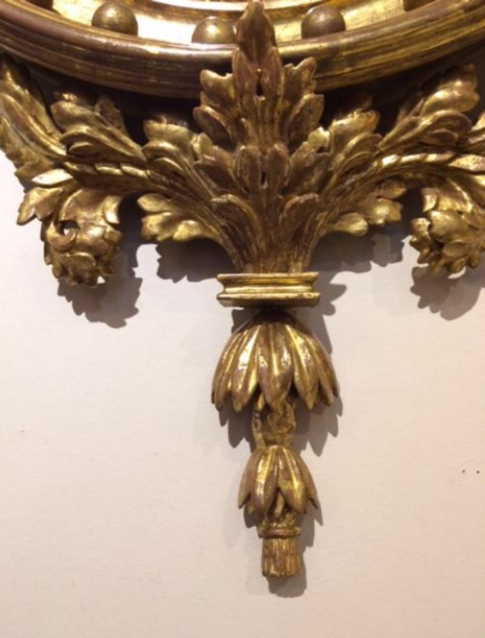 Regency Petit miroir convexe doré et sculpté de la période Régence en vente