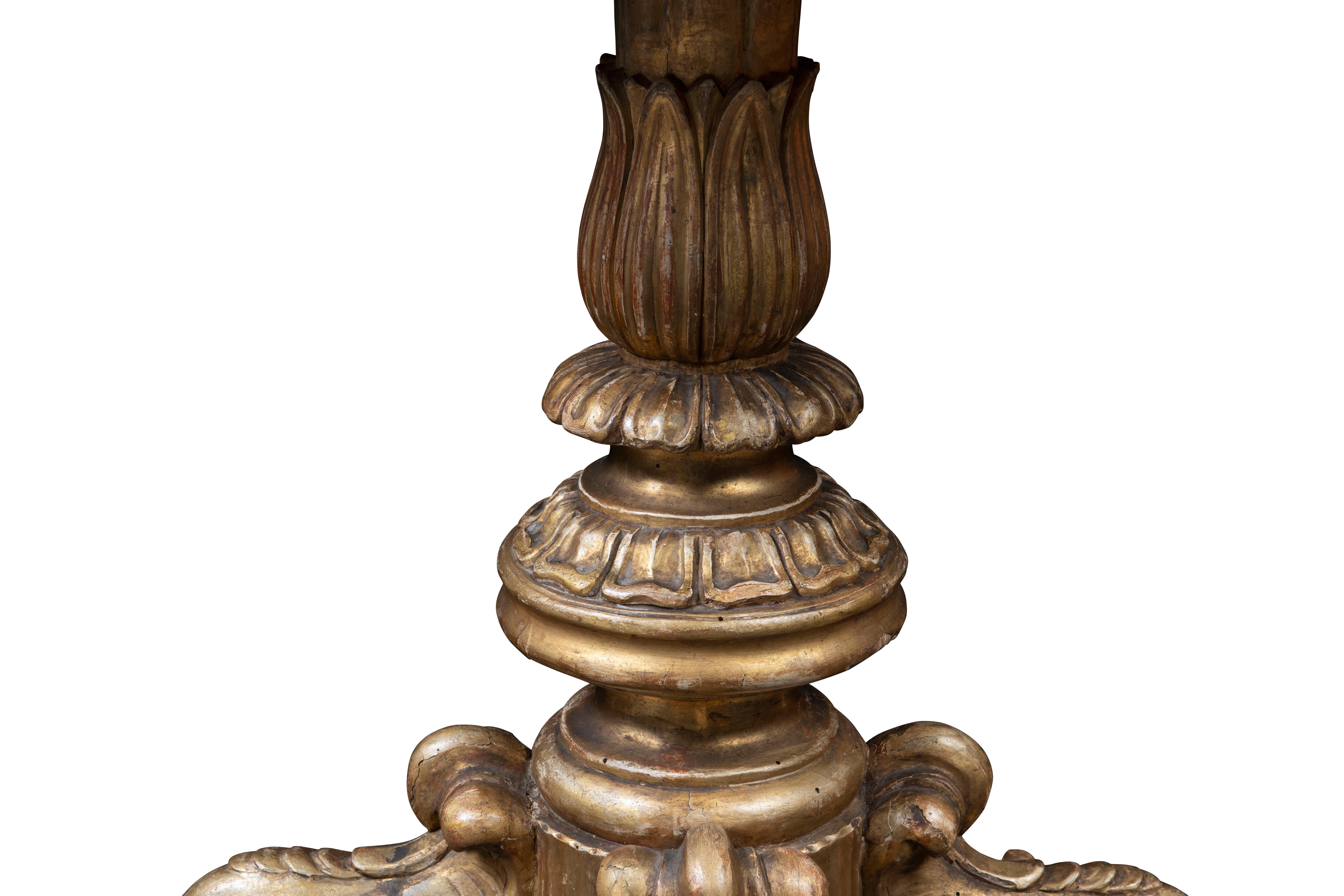 Pequeña mesa de centro de madera dorada y mármol, finales del siglo XIX Italiano en venta