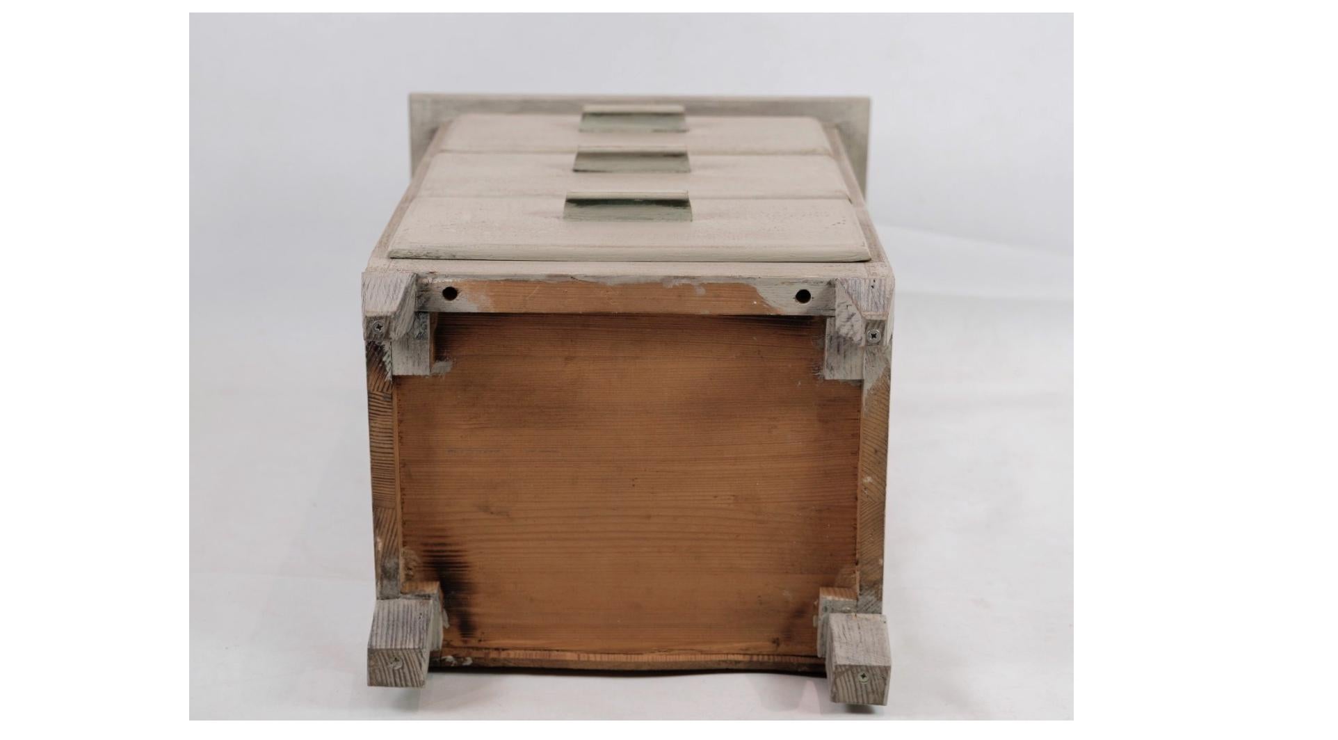 Small Gustavian Gray-Painted Chest of Drawers with 3 Drawers In Good Condition In Lejre, DK