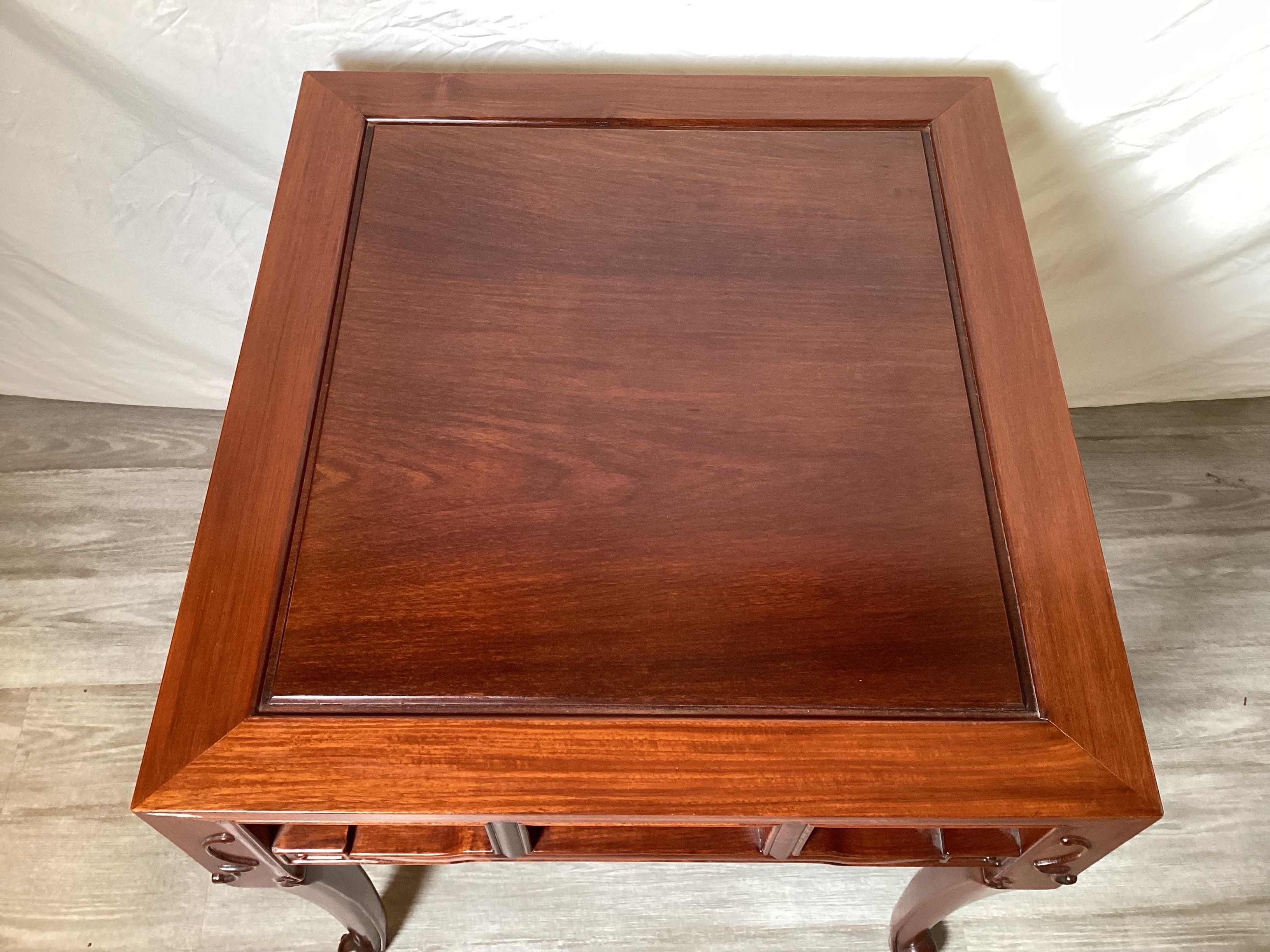 20ième siècle Petite table d'appoint chinoise sculptée à la main. en vente