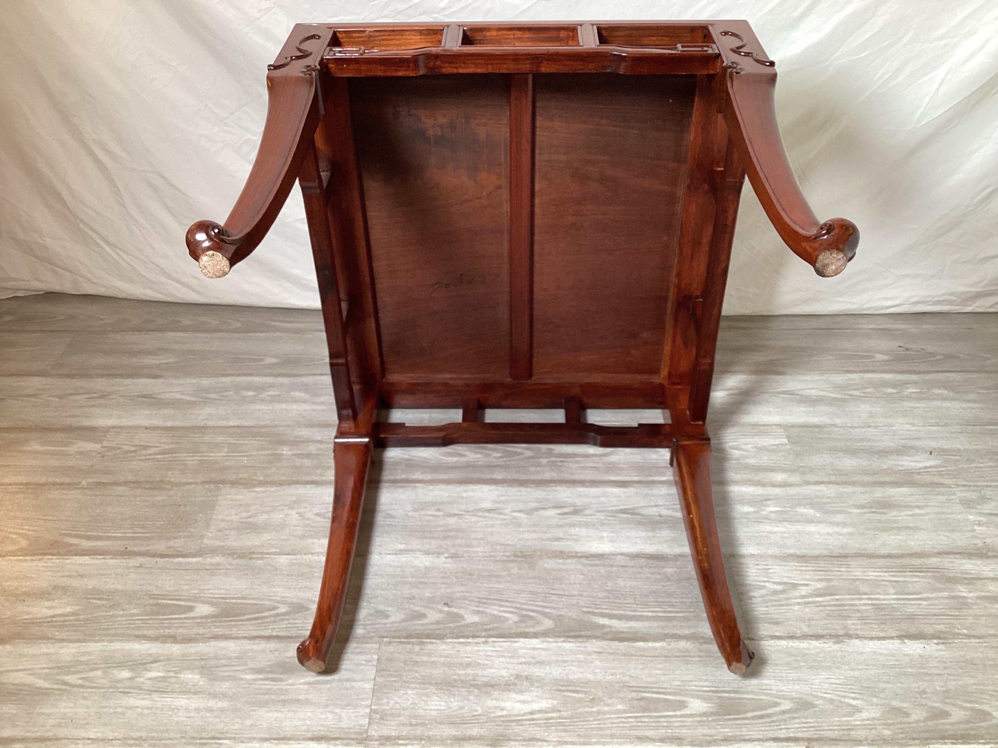 Petite table d'appoint chinoise sculptée à la main. en vente 2
