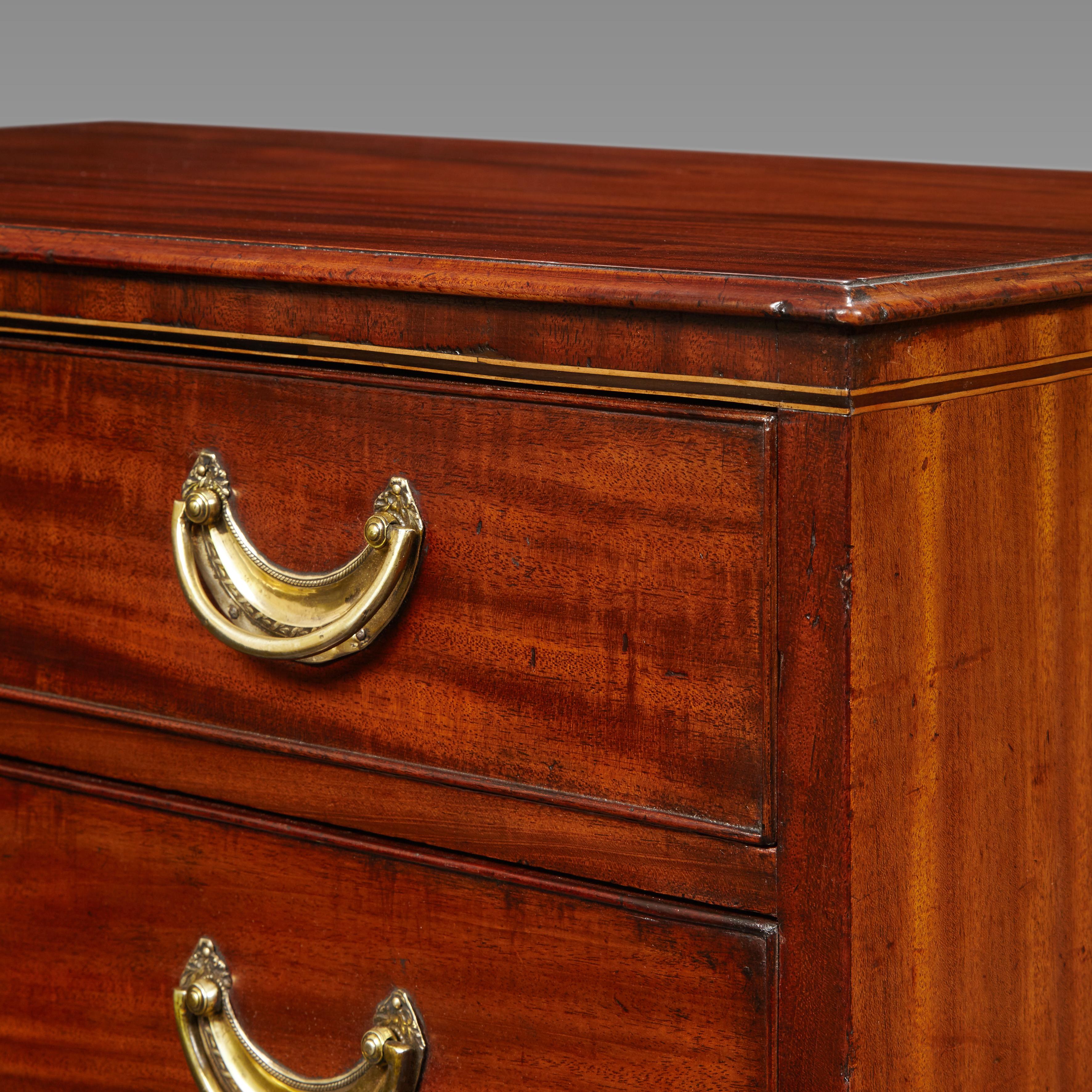 Small Hepplewhite Period Mahogany Four- Drawer Chest In Good Condition For Sale In South Croydon, GB