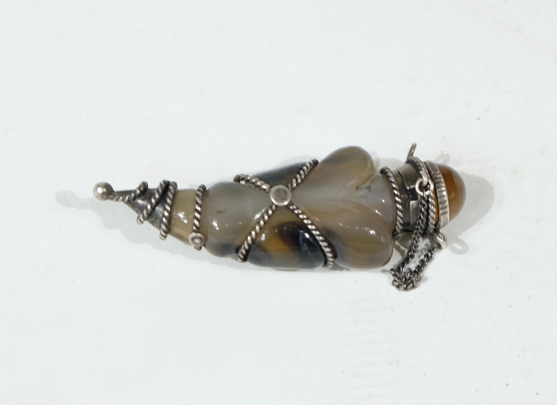 Small Jade Bottle Vial with Silver Mountings In Good Condition For Sale In Stockholm, SE