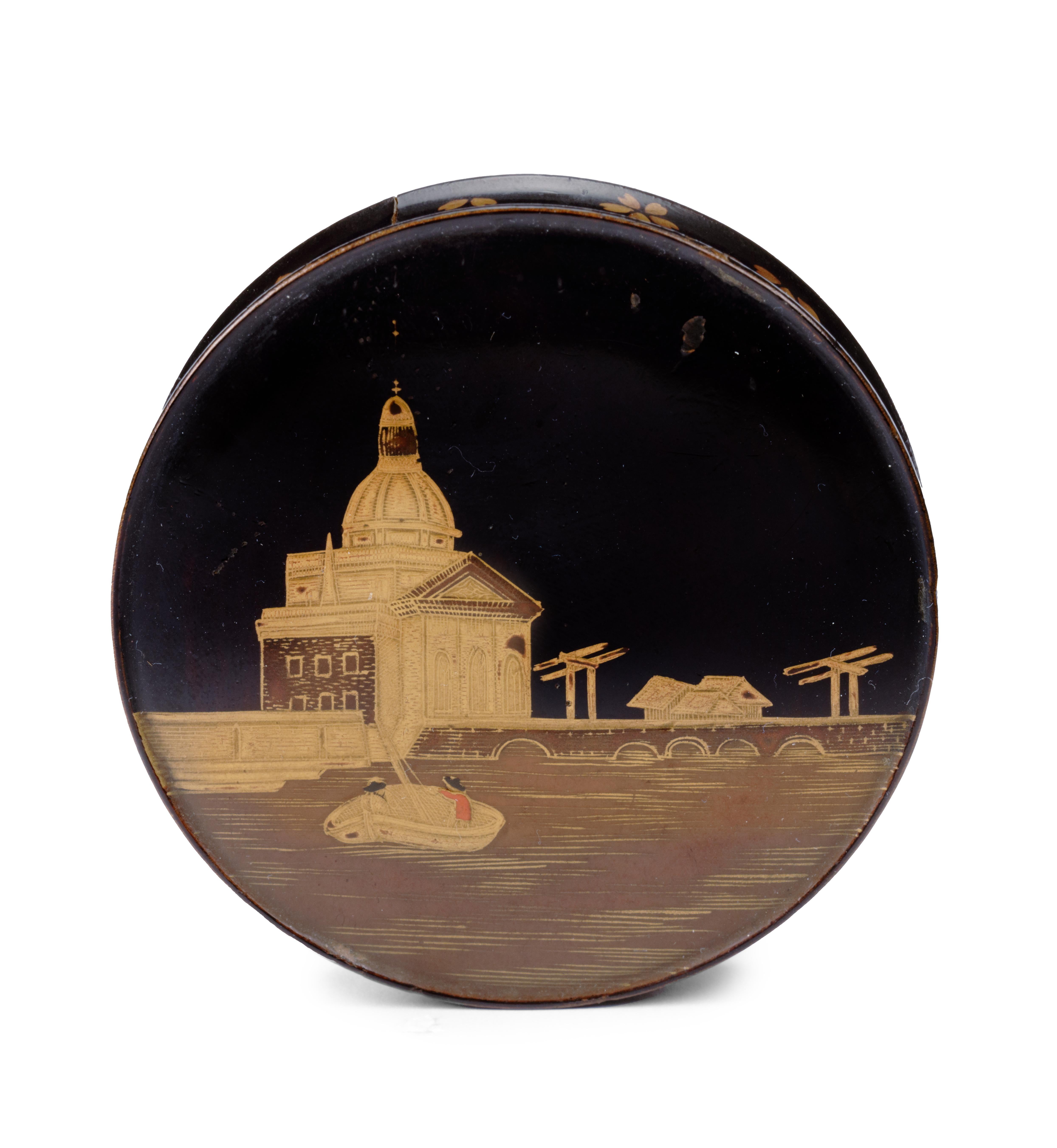 Nagasaki, periodo Edo, 1ª mitad del siglo XIX

De forma circular decorada con hiramaki-e dorado sobre fondo lacado negro, la tapa representa el Muiderpoort, una puerta de la ciudad de Amsterdam, según un grabado de Carel Frederik Bendorp (1736-1814)