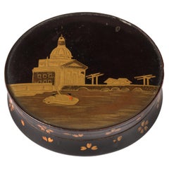 Une petite boîte circulaire en laque d'exportation japonaise représentant le Muiderpoort