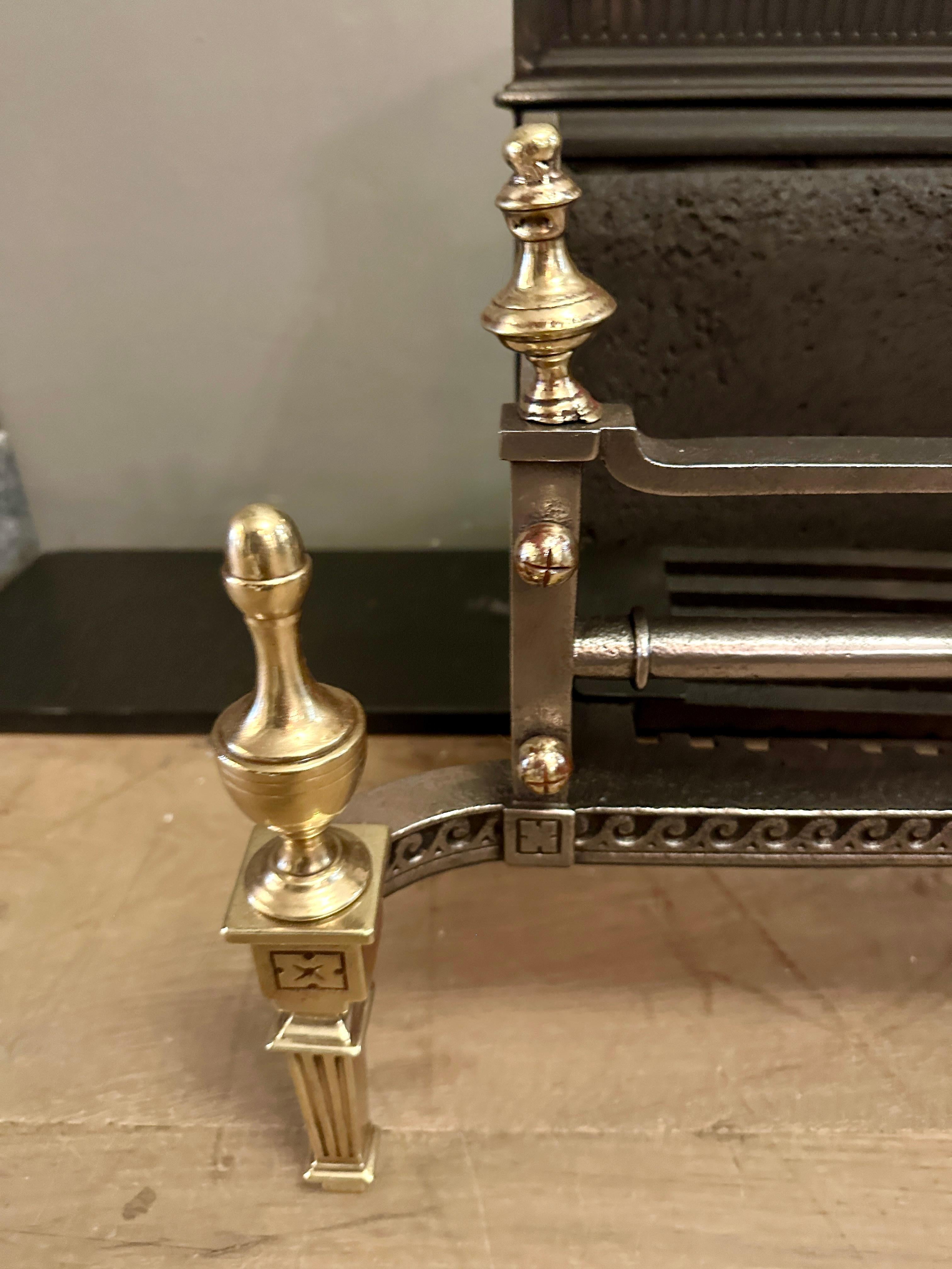 A Small Late 19th C Brass And Cast Iron Firegrate In Good Condition For Sale In London, GB
