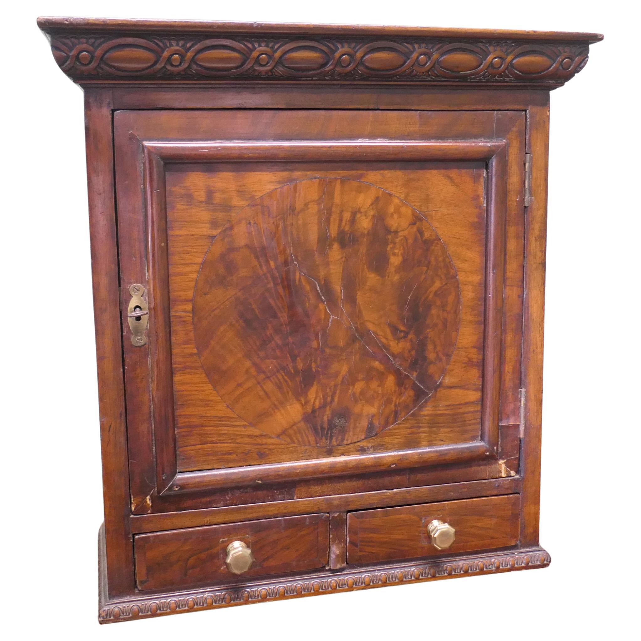 Petite armoire en ronce de noyer fermant à clé Très belle pièce. en vente