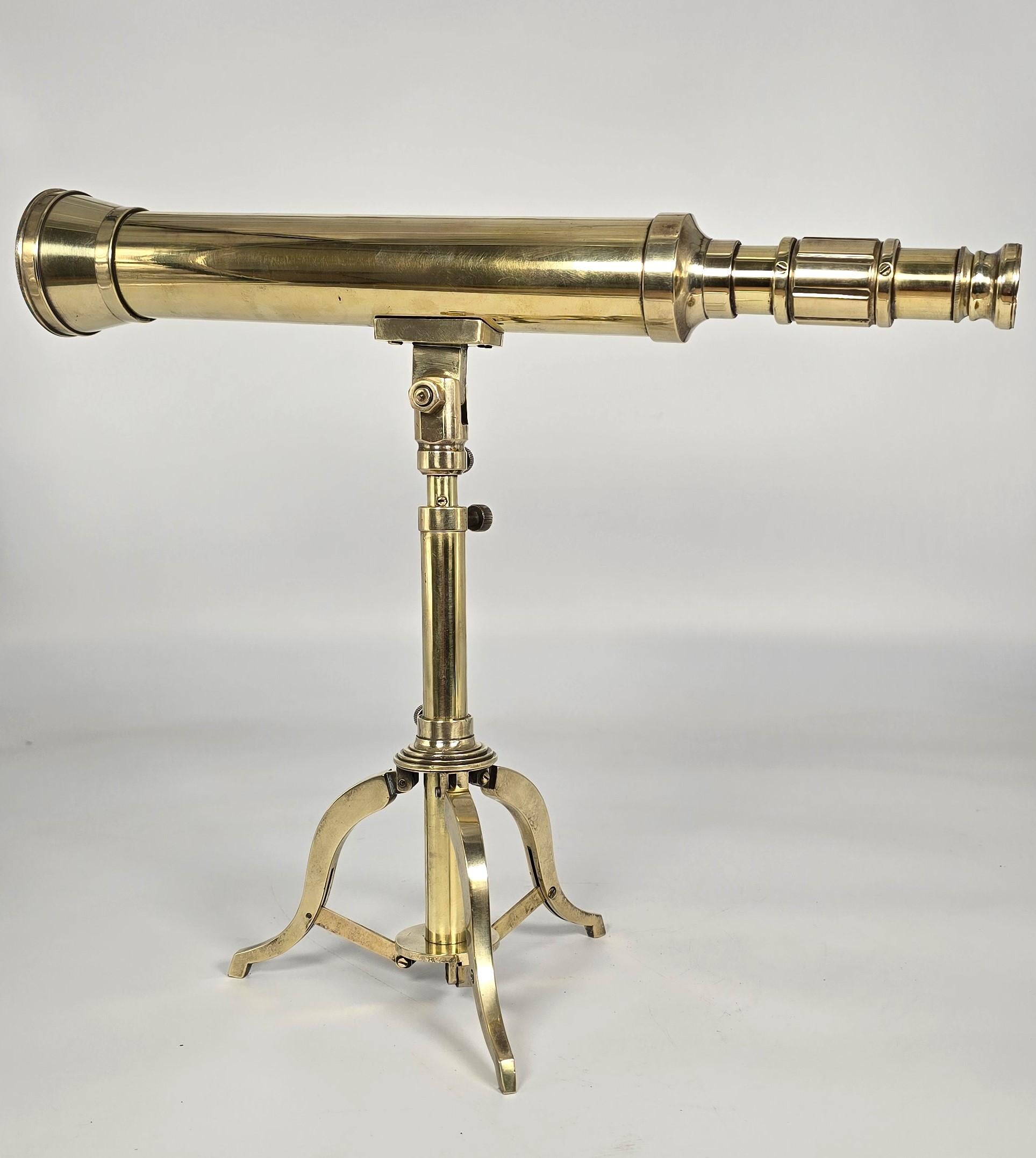 A.I.C., un petit télescope en laiton du milieu du 19ème siècle avec un stand tripode pliant en laiton. en vente 2