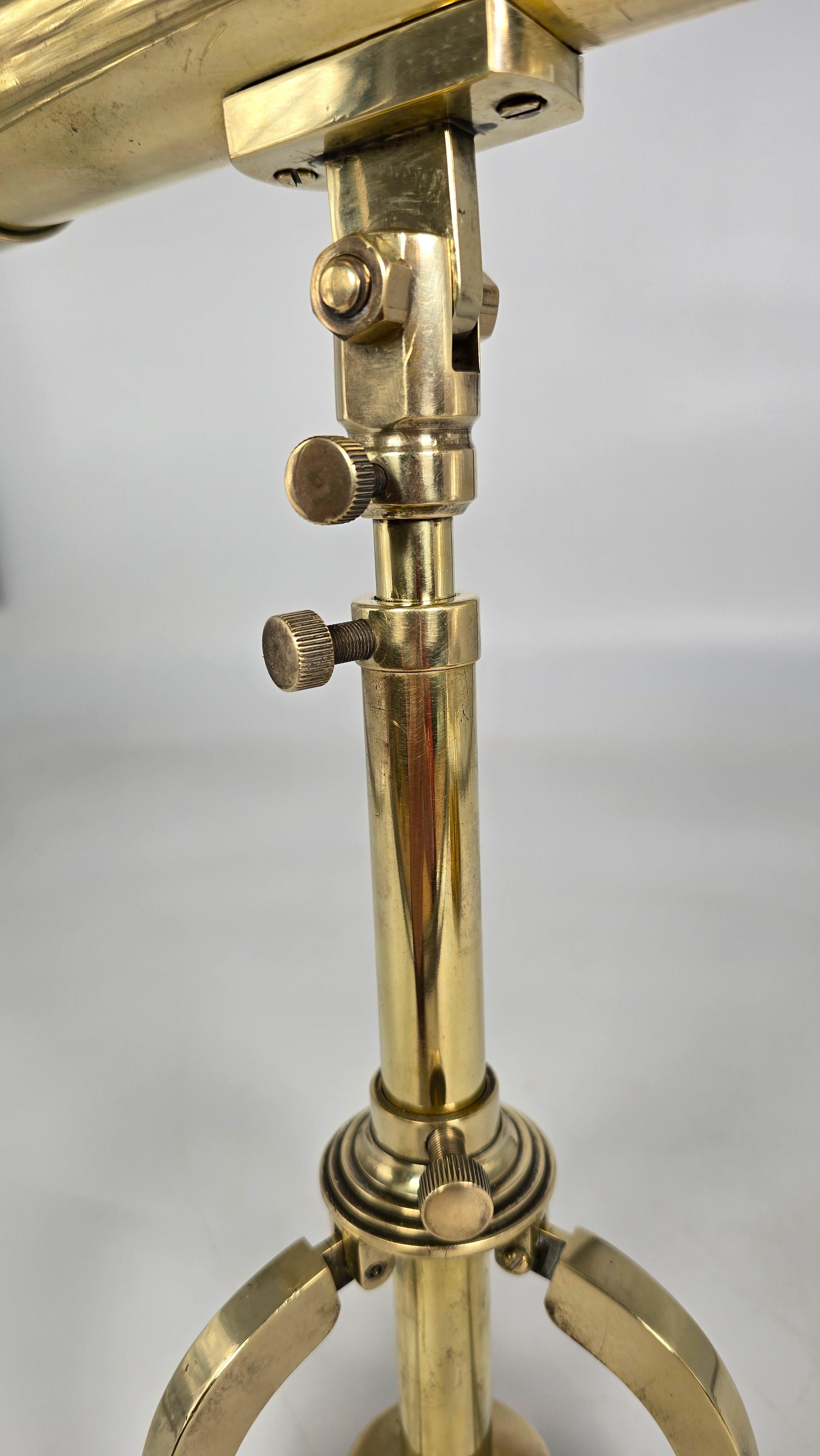 A.I.C., un petit télescope en laiton du milieu du 19ème siècle avec un stand tripode pliant en laiton. en vente 4