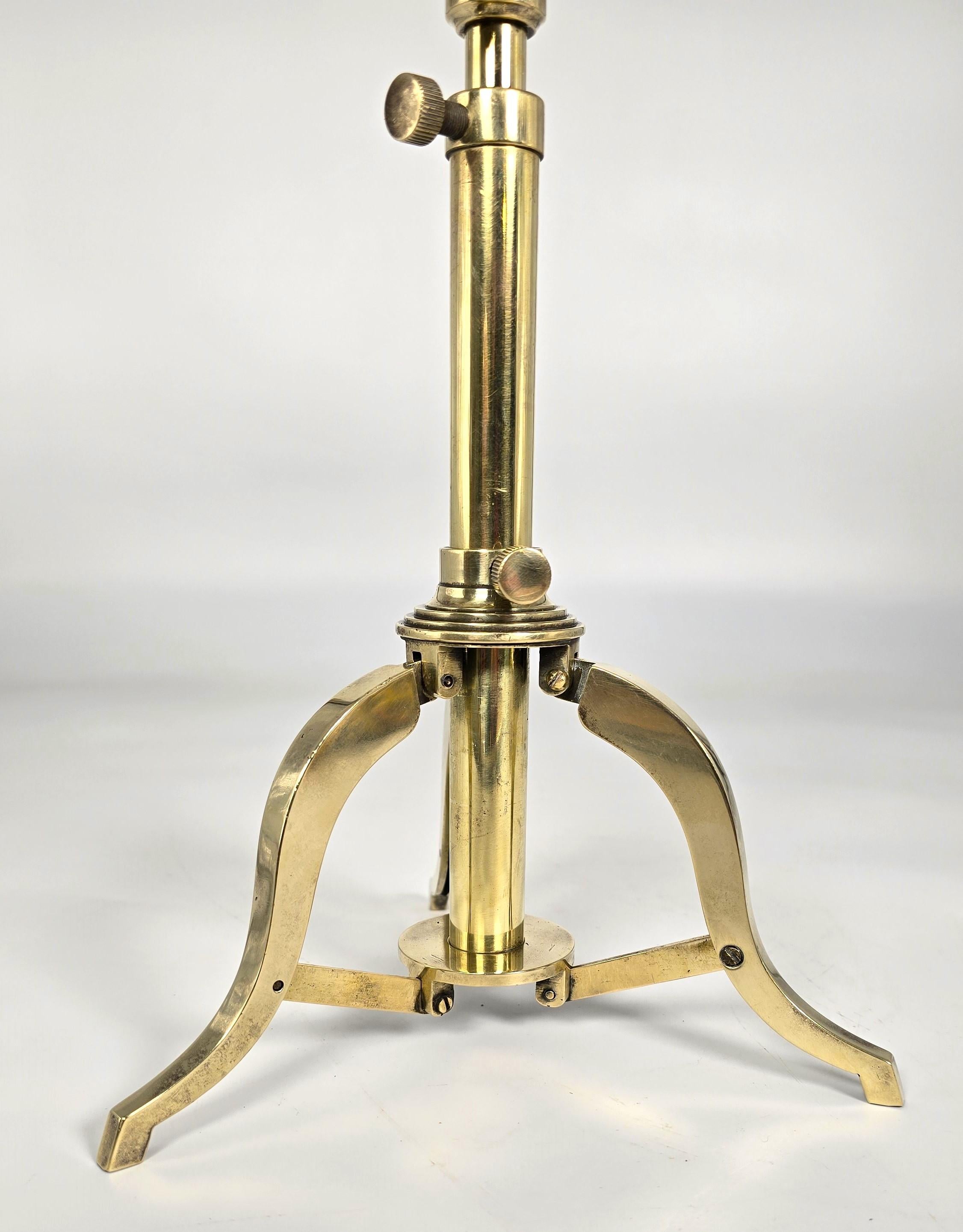 A.I.C., un petit télescope en laiton du milieu du 19ème siècle avec un stand tripode pliant en laiton. en vente 5