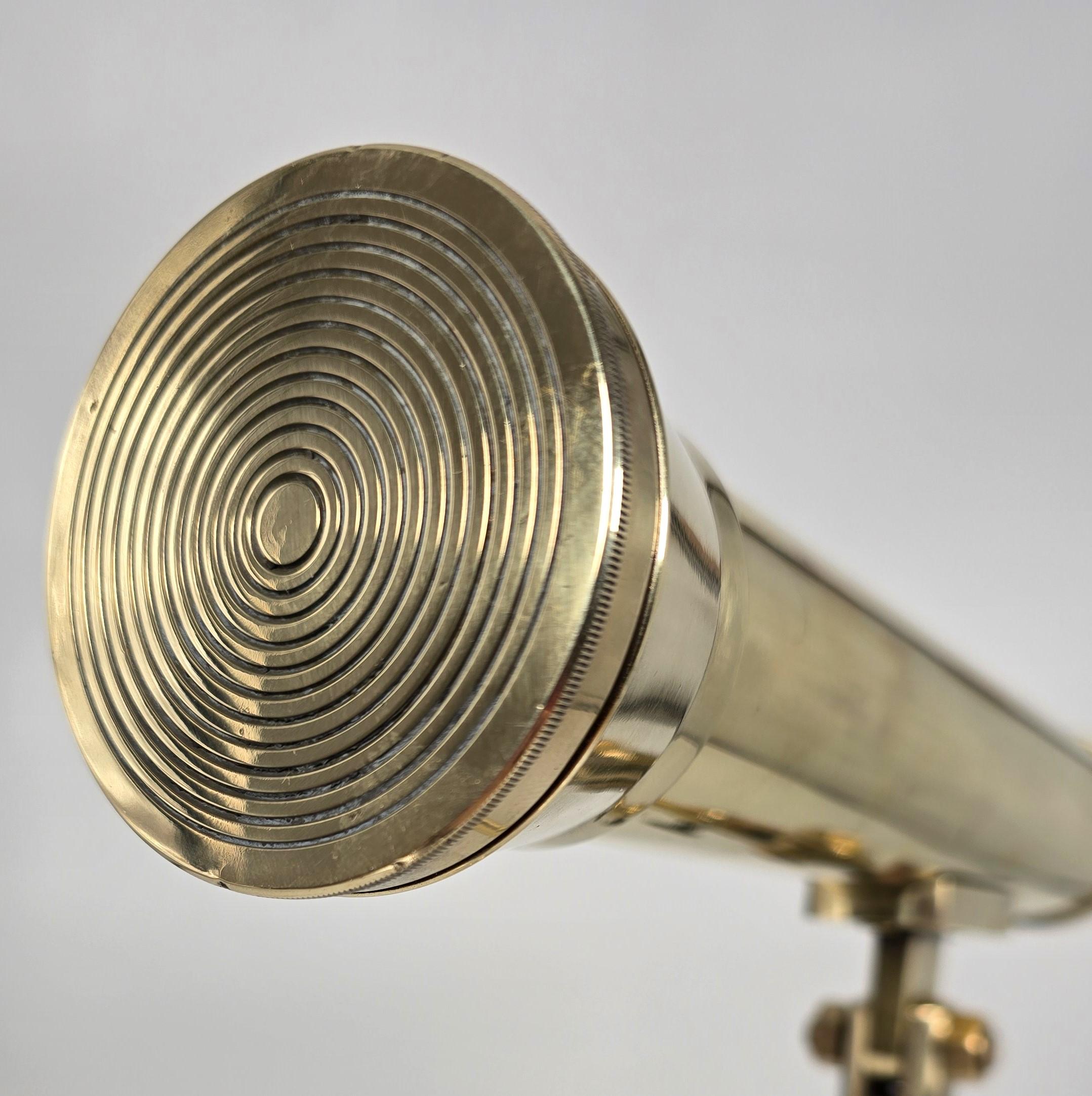 A.I.C., un petit télescope en laiton du milieu du 19ème siècle avec un stand tripode pliant en laiton. en vente 7