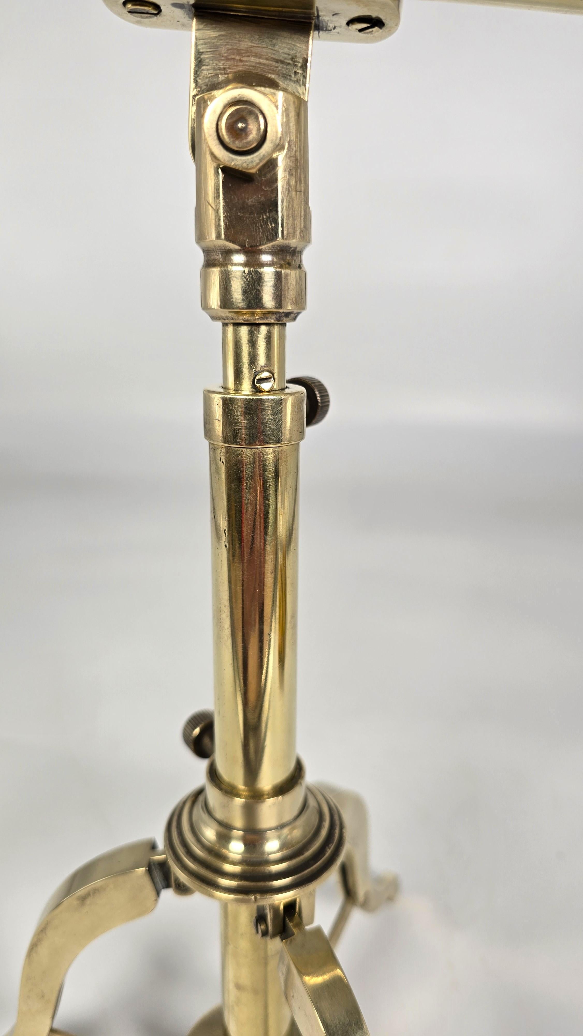 A.I.C., un petit télescope en laiton du milieu du 19ème siècle avec un stand tripode pliant en laiton. en vente 10