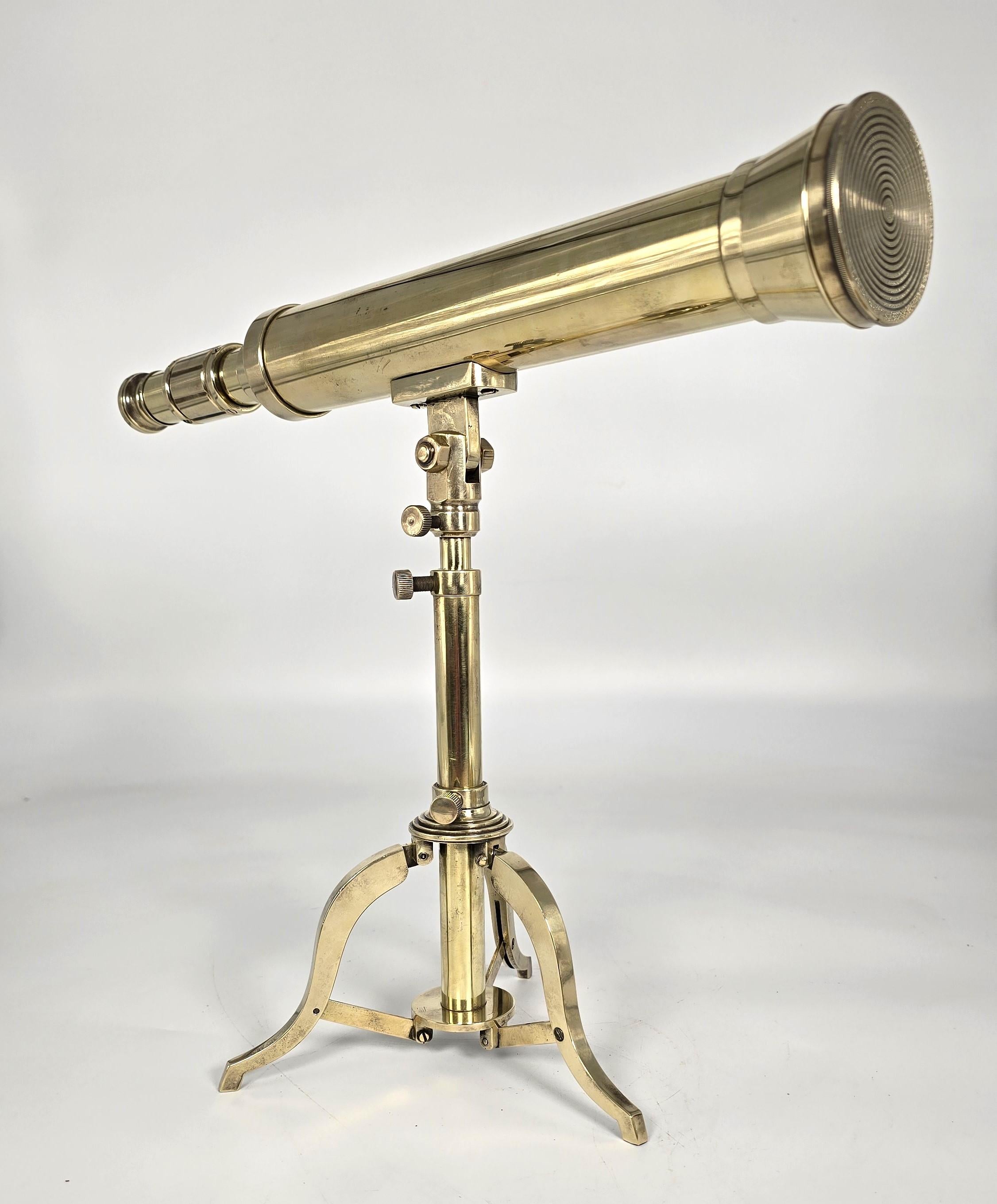 A.I.C., un petit télescope en laiton du milieu du 19ème siècle avec un stand tripode pliant en laiton. en vente 11