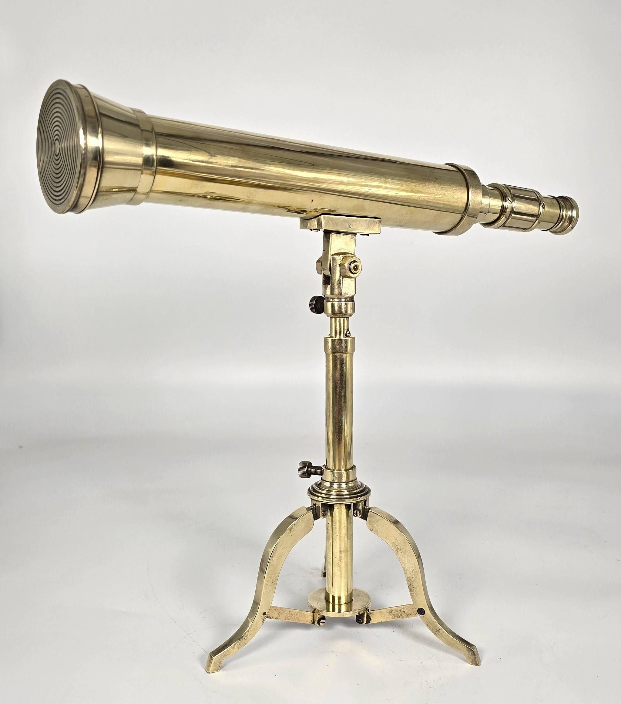 A.I.C., un petit télescope en laiton du milieu du 19ème siècle avec un stand tripode pliant en laiton. en vente 12