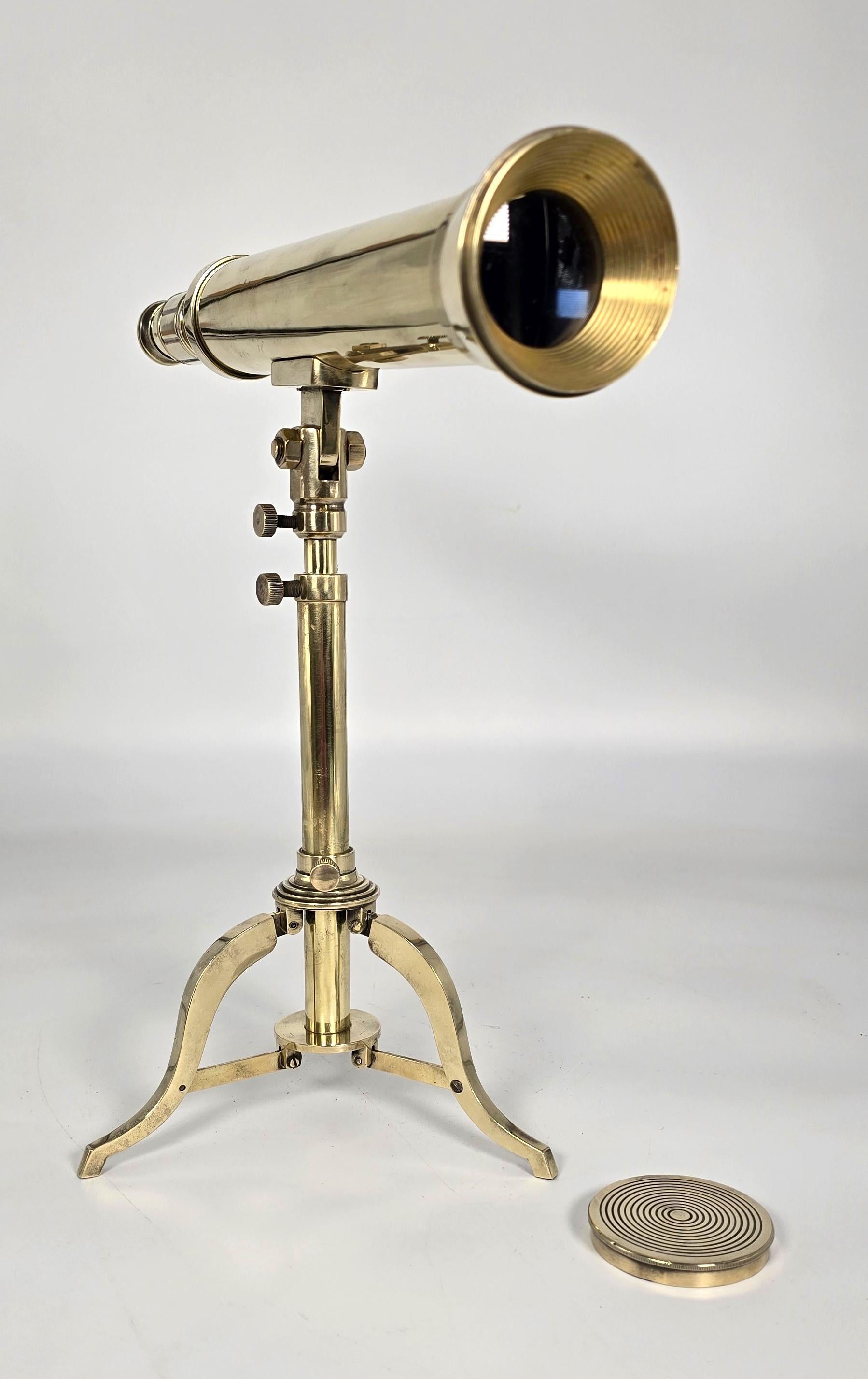 Victorien A.I.C., un petit télescope en laiton du milieu du 19ème siècle avec un stand tripode pliant en laiton. en vente