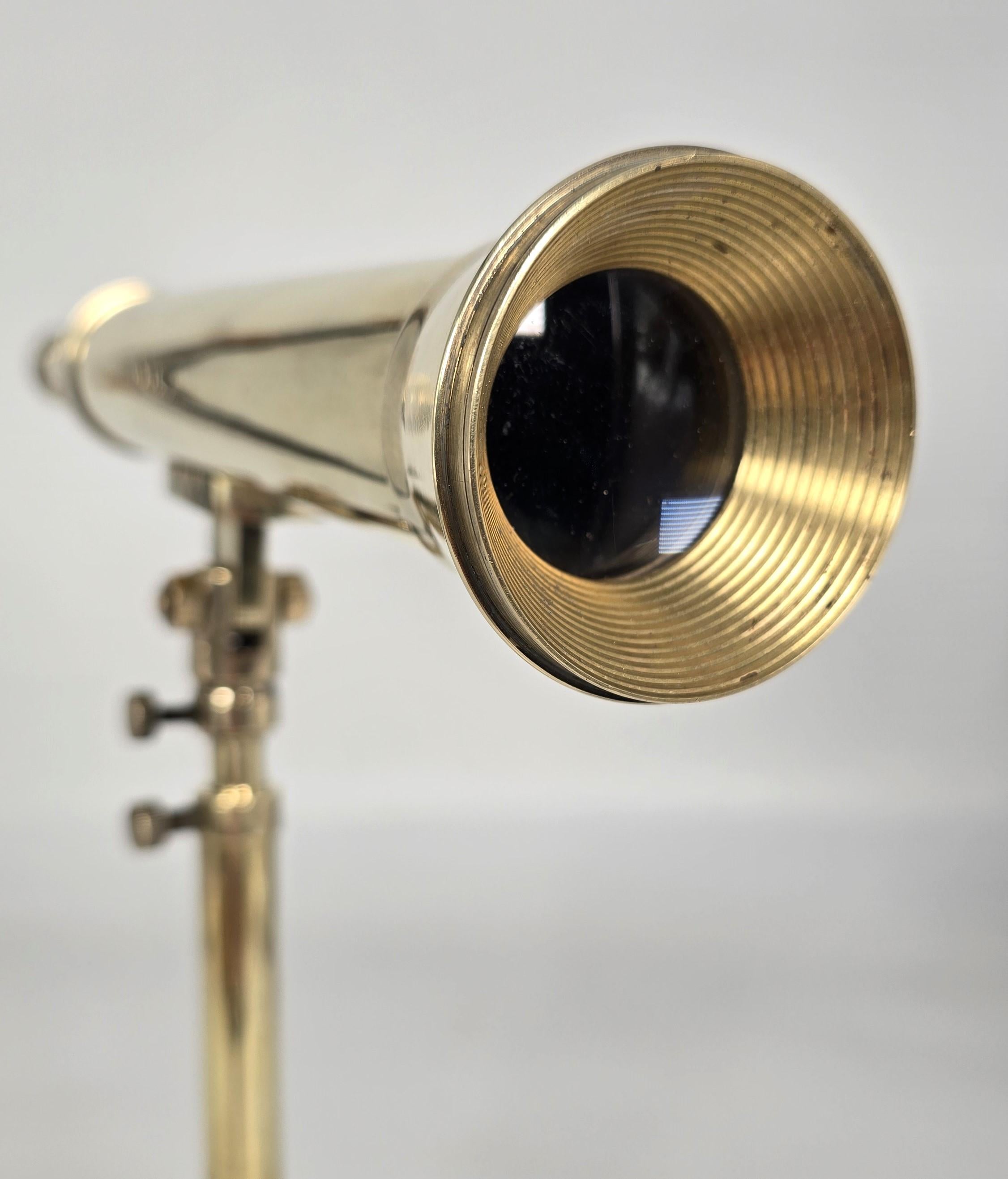 Britannique A.I.C., un petit télescope en laiton du milieu du 19ème siècle avec un stand tripode pliant en laiton. en vente