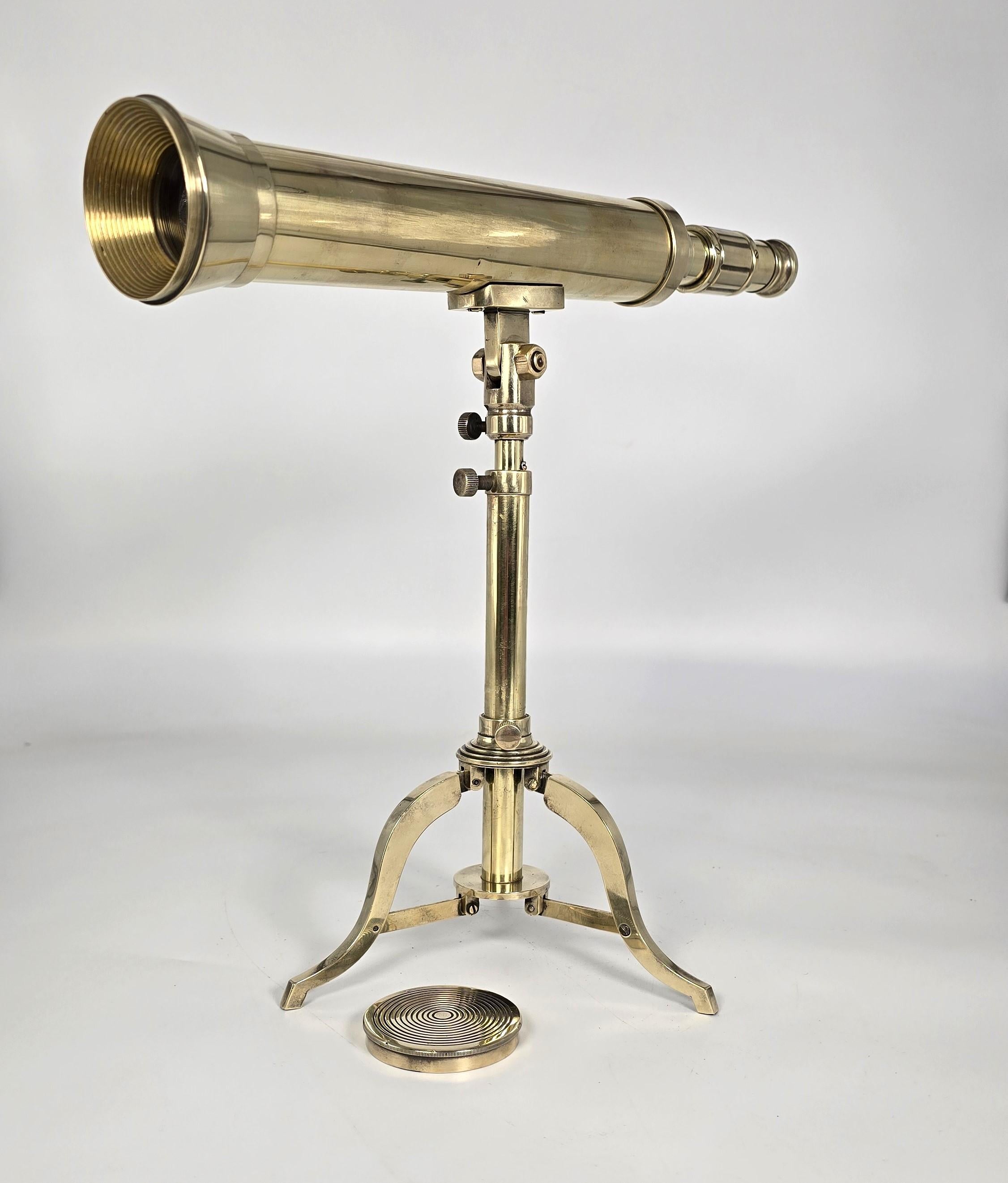 Fait main A.I.C., un petit télescope en laiton du milieu du 19ème siècle avec un stand tripode pliant en laiton. en vente