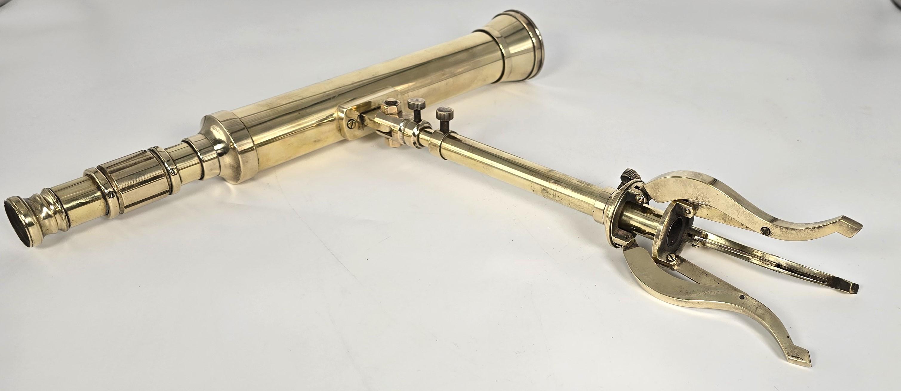 A.I.C., un petit télescope en laiton du milieu du 19ème siècle avec un stand tripode pliant en laiton. Bon état - En vente à Central England, GB