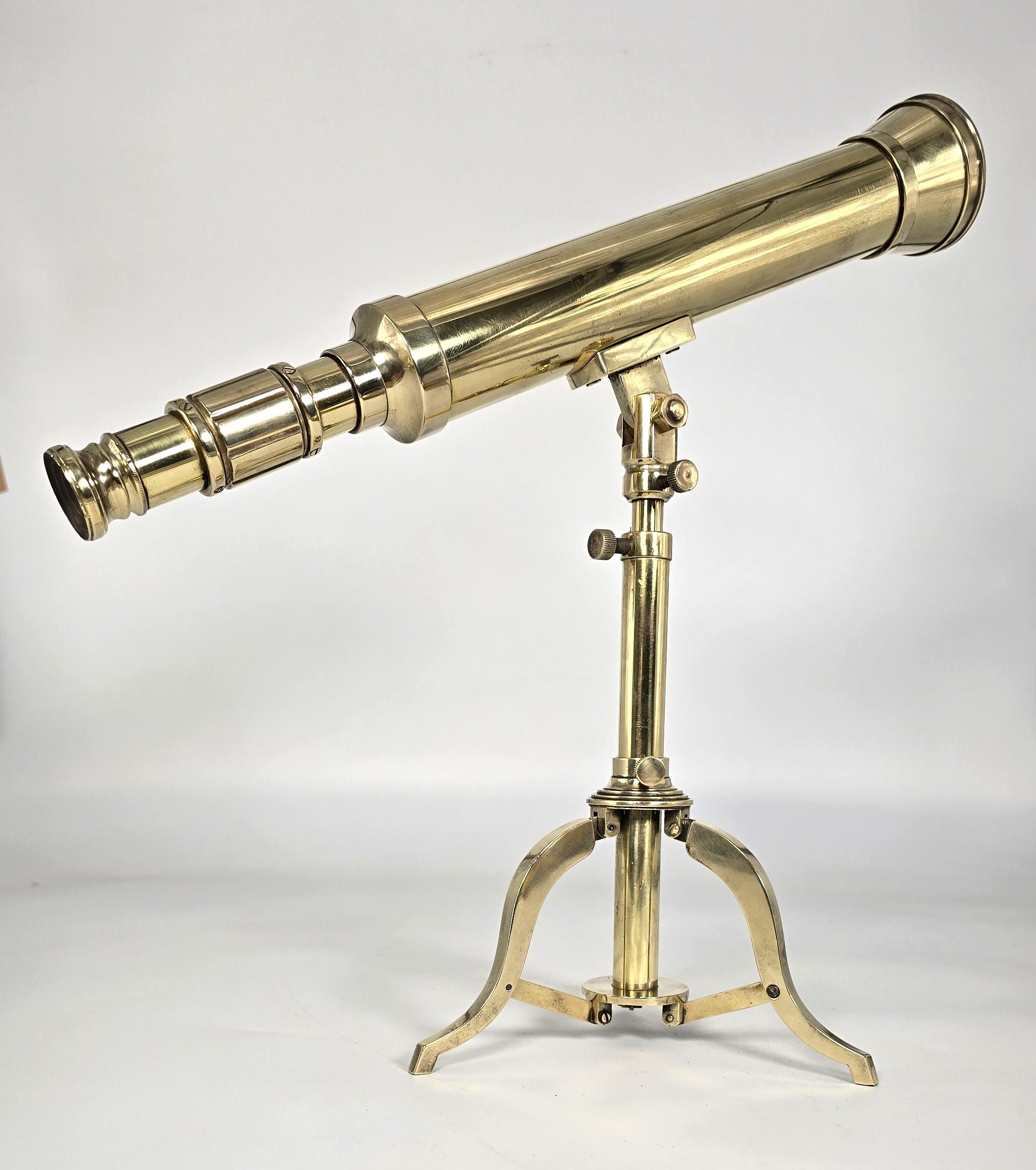 XIXe siècle A.I.C., un petit télescope en laiton du milieu du 19ème siècle avec un stand tripode pliant en laiton. en vente