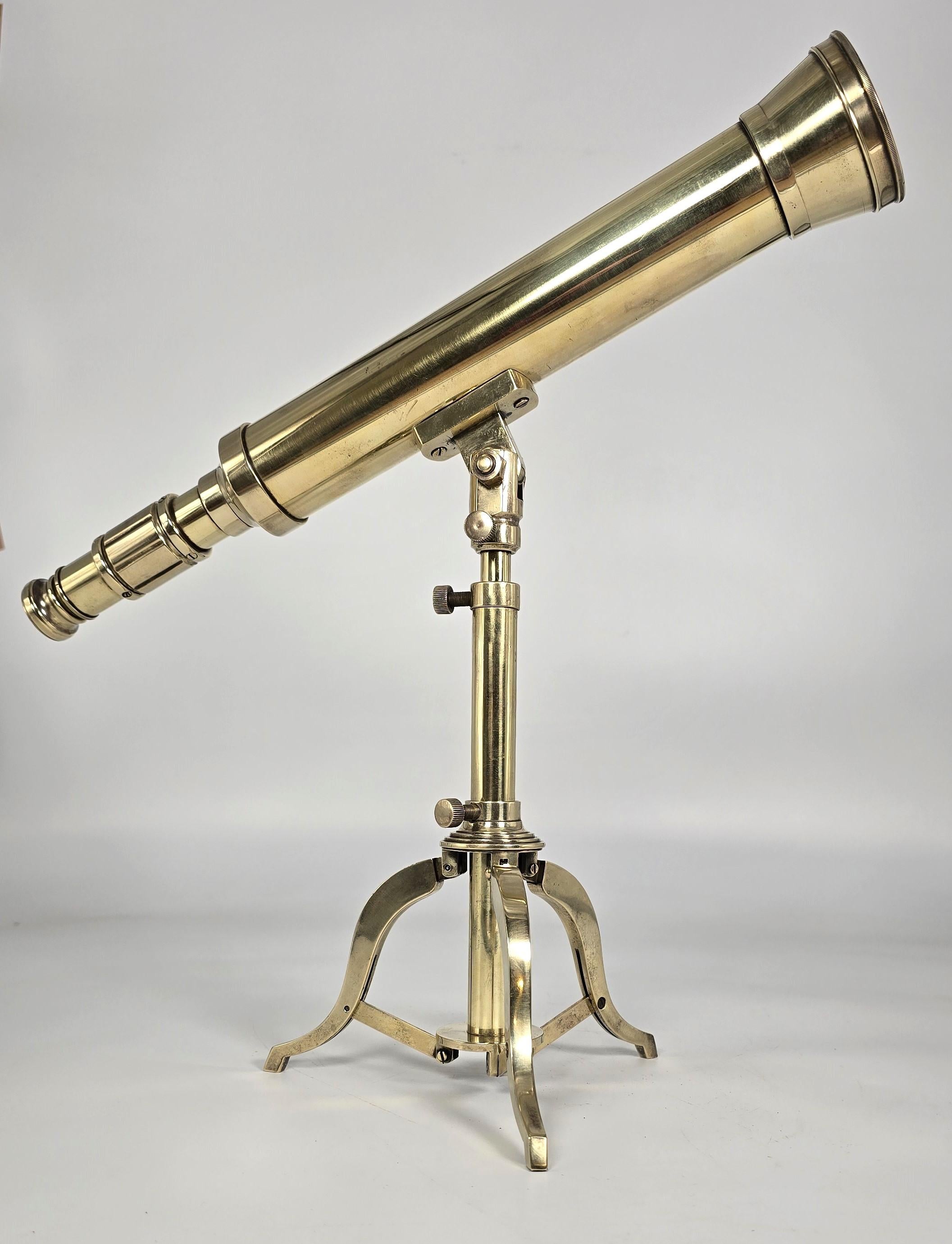 Laiton A.I.C., un petit télescope en laiton du milieu du 19ème siècle avec un stand tripode pliant en laiton. en vente