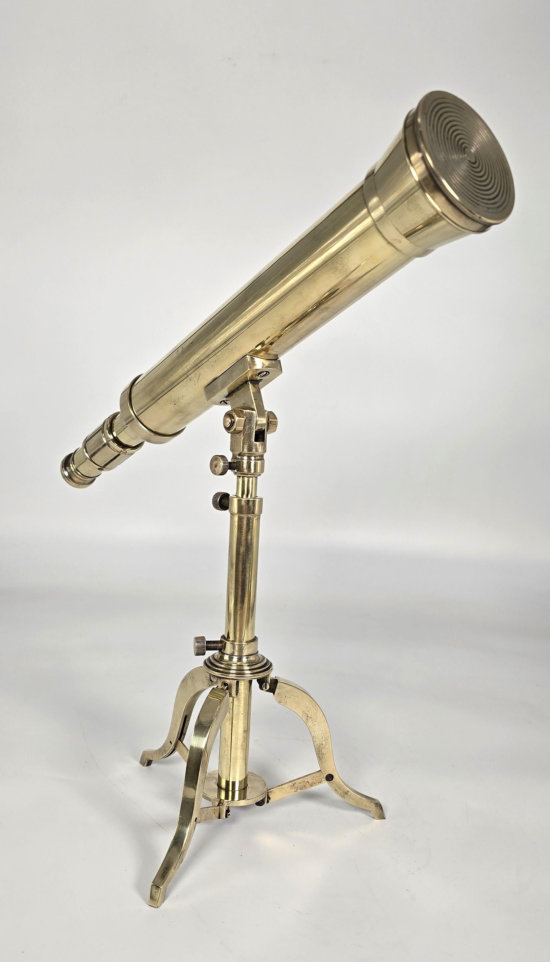 A.I.C., un petit télescope en laiton du milieu du 19ème siècle avec un stand tripode pliant en laiton. en vente 1