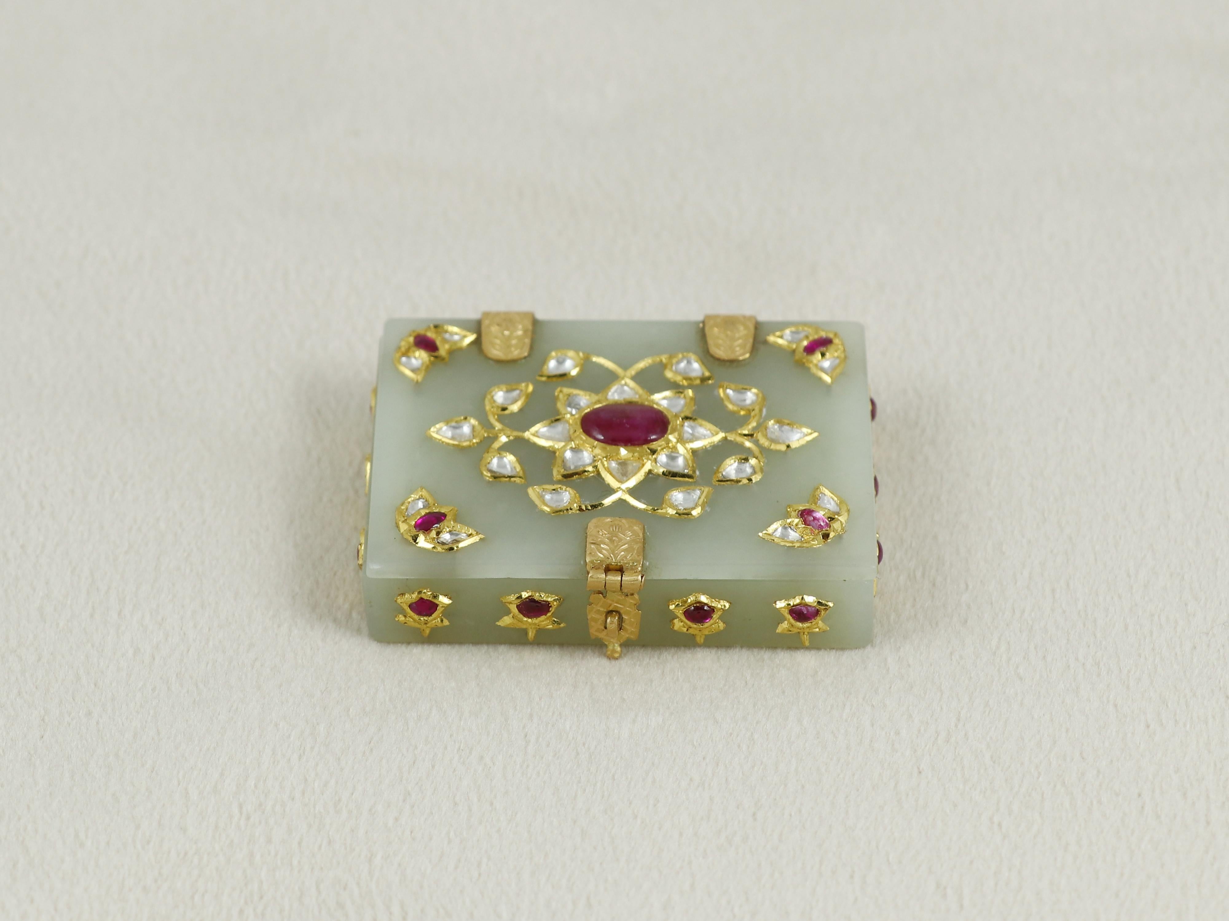 Uncut A small Mughal gold jade box with rubies and diamond