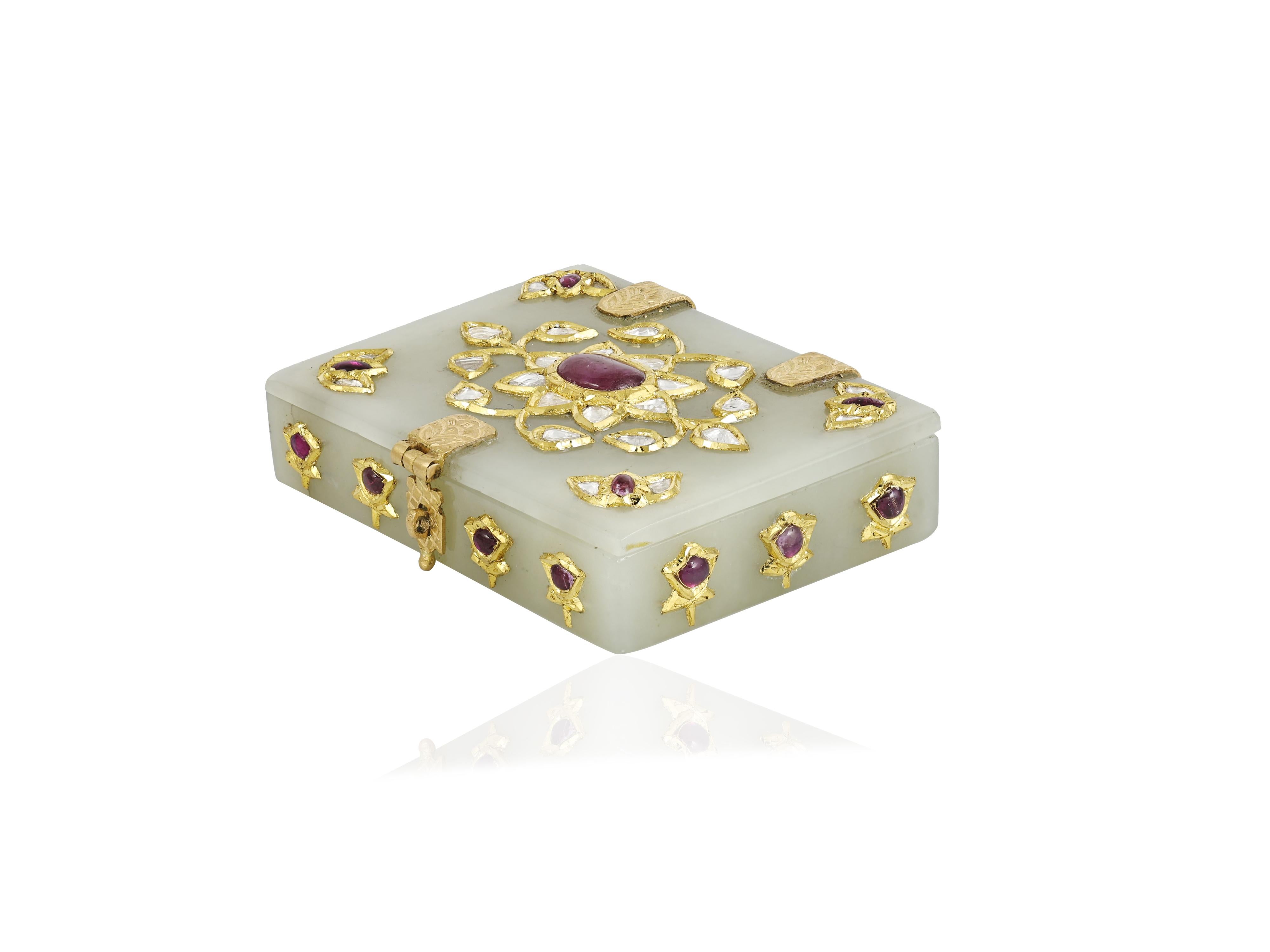 A small Mughal gold jade box with rubies and diamond In New Condition In Bangkok,, TH