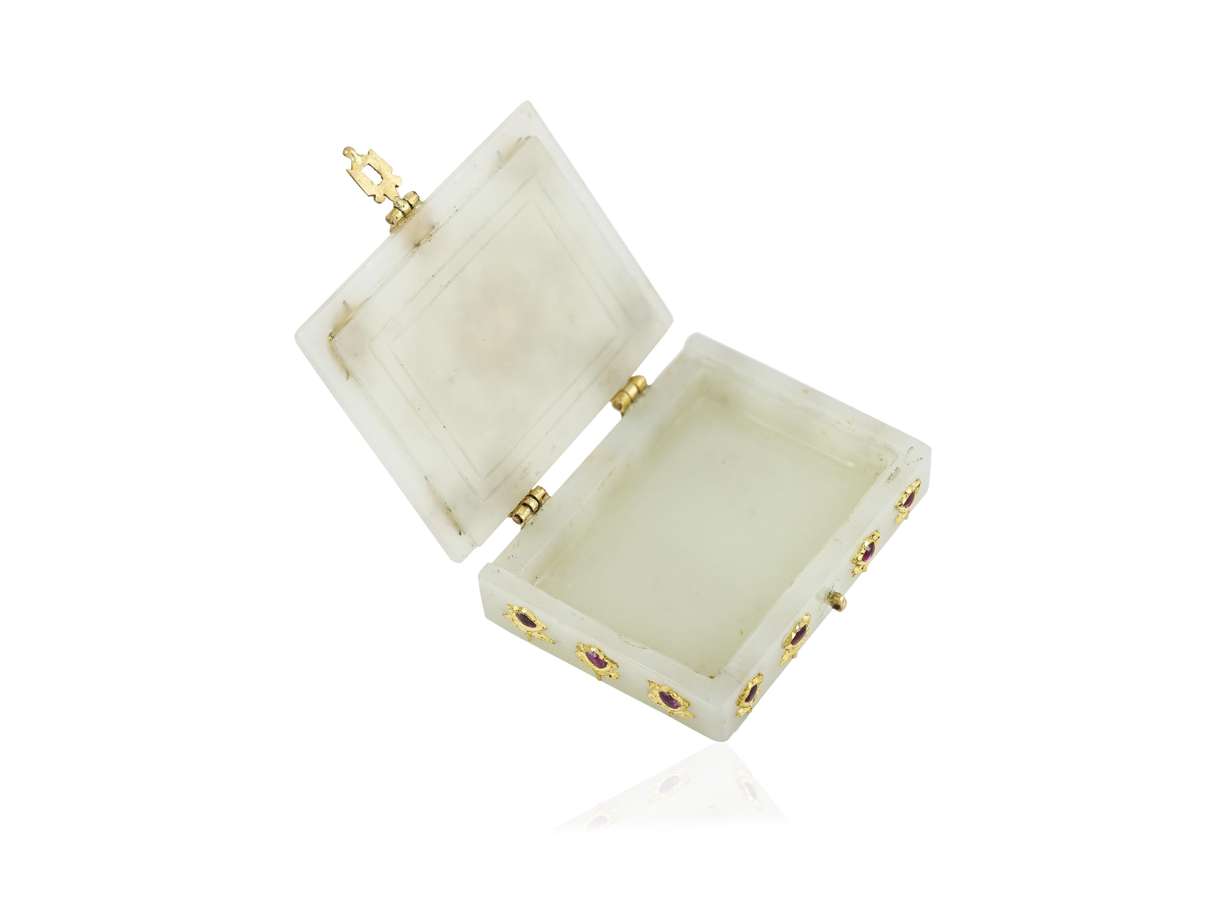 A small Mughal gold jade box with rubies and diamond 4