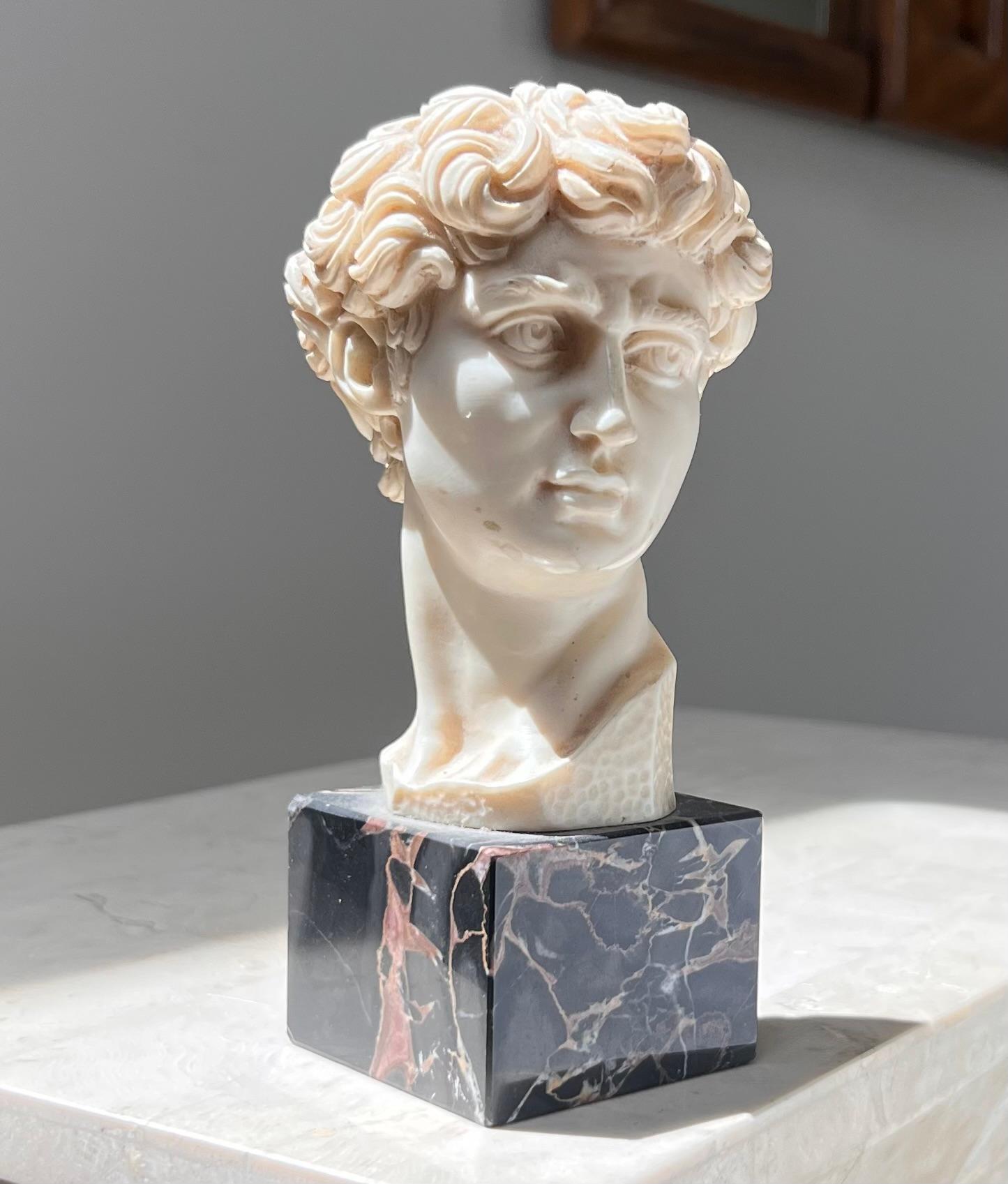 Petit buste néoclassique du David de G. Ruggeri, signé, 20e siècle 10