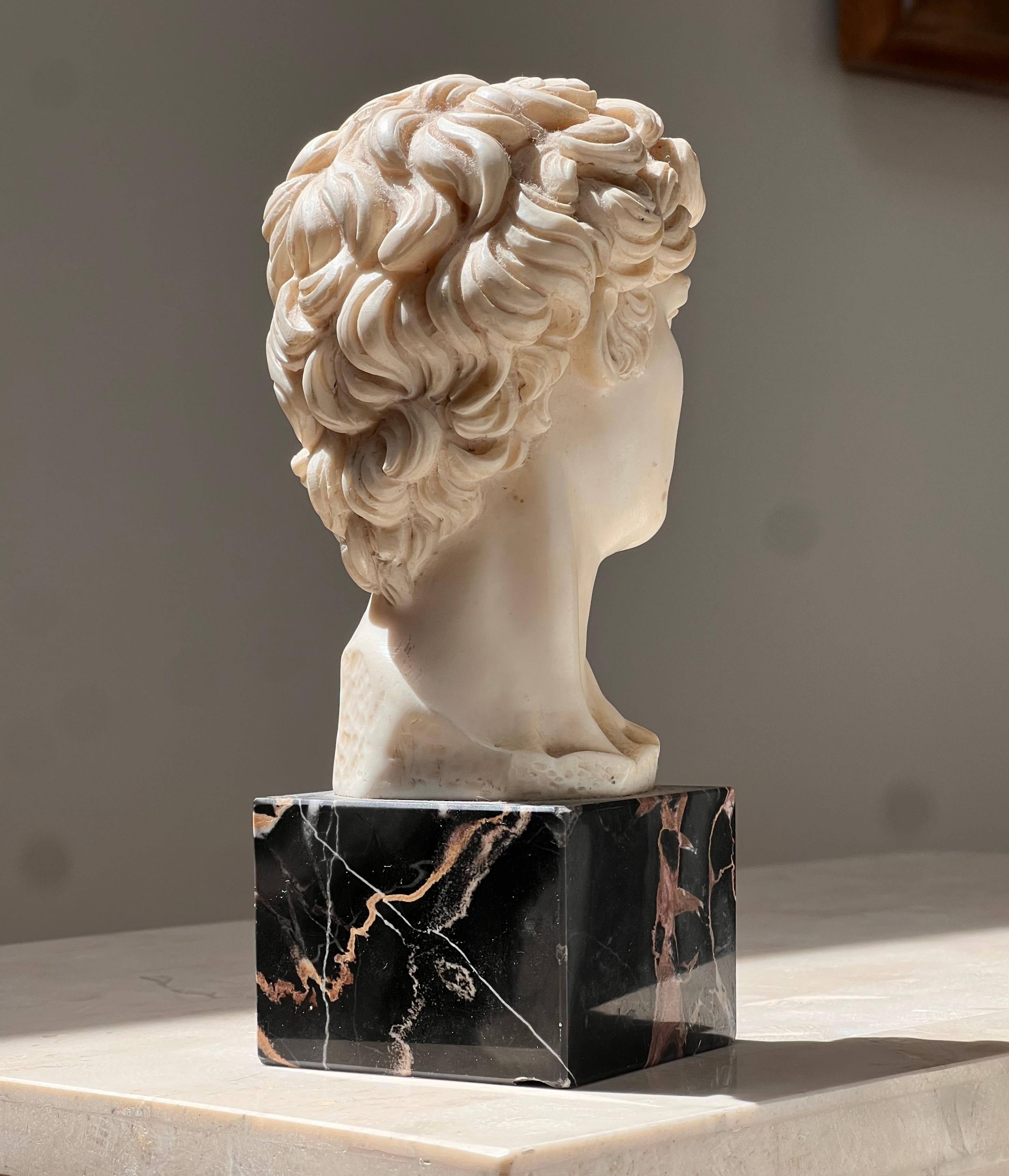 italien Petit buste néoclassique du David de G. Ruggeri, signé, 20e siècle