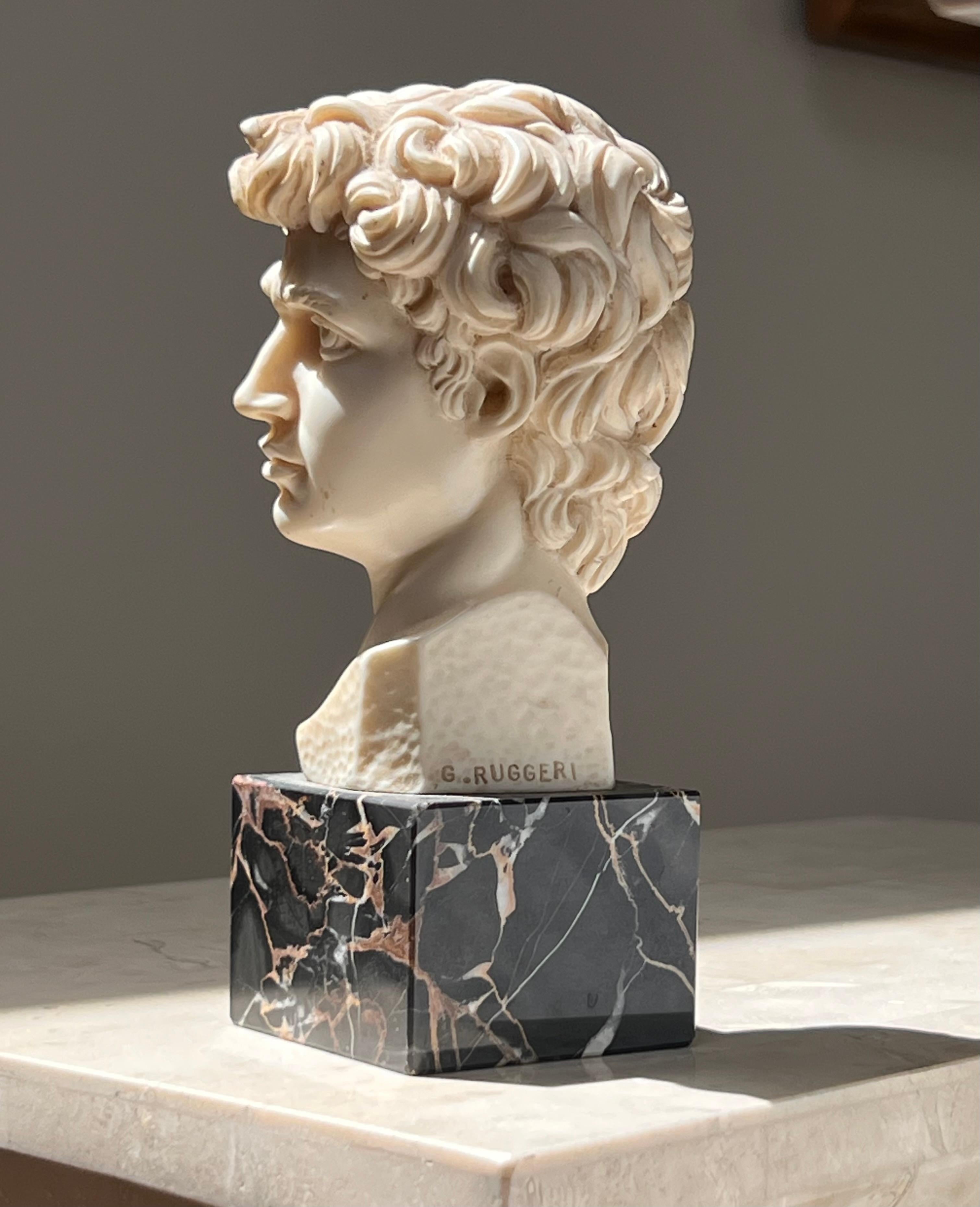 Résine Petit buste néoclassique du David de G. Ruggeri, signé, 20e siècle