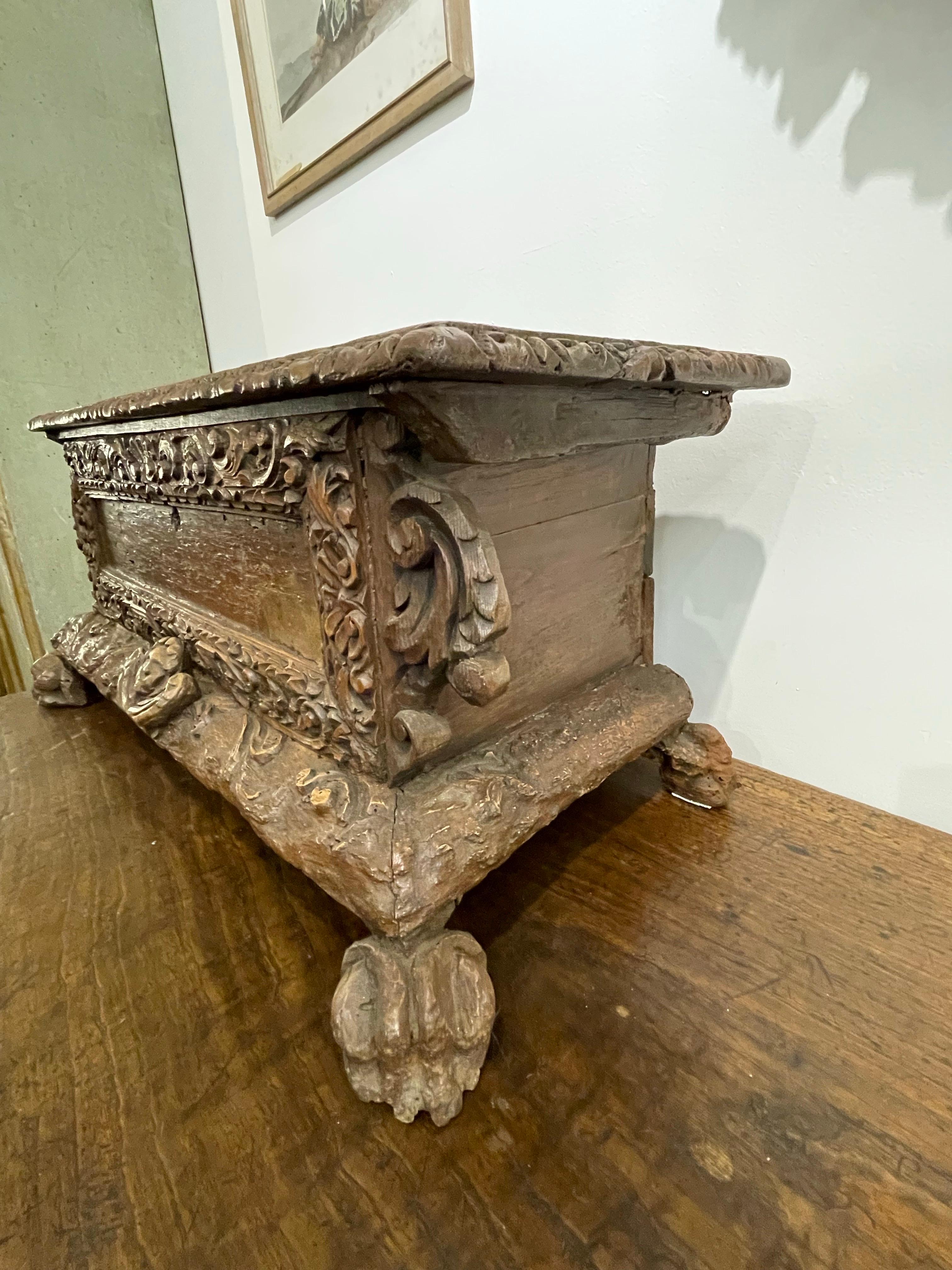 Pequeña arqueta de roble y pino, finales del siglo XVI - principios del XVII Tallado a mano en venta
