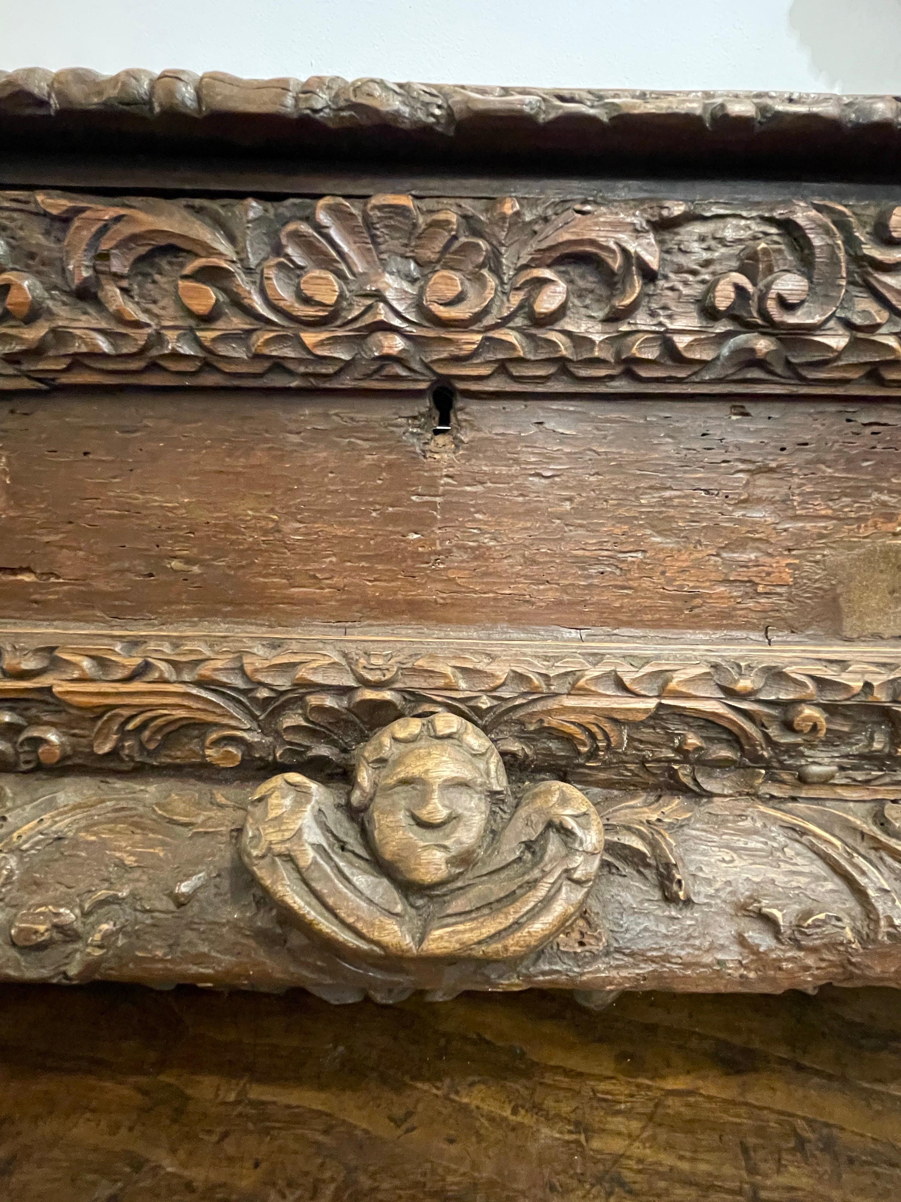 Pequeña arqueta de roble y pino, finales del siglo XVI - principios del XVII en Bueno estado para la venta en ARMADALE, VIC