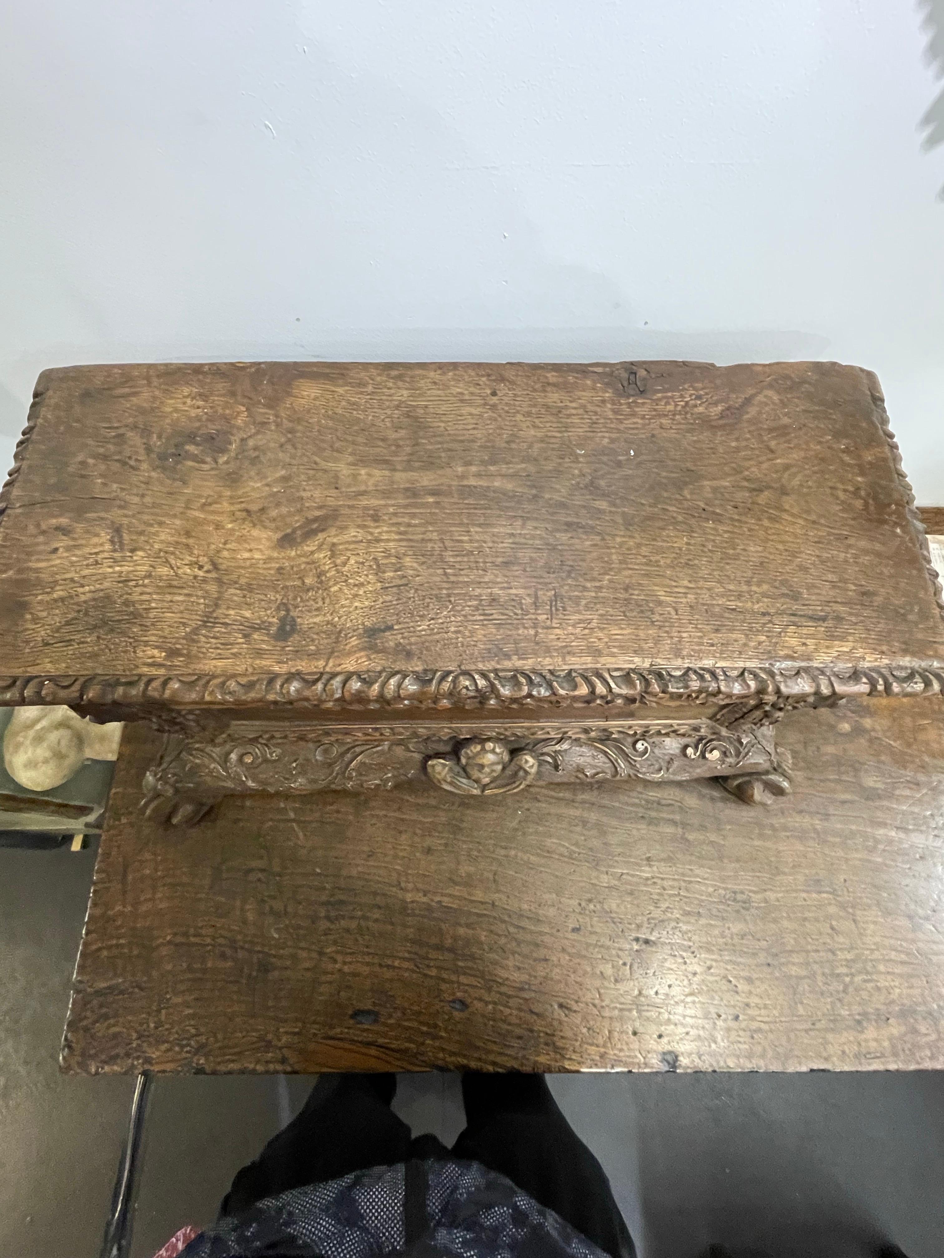 Pequeña arqueta de roble y pino, finales del siglo XVI - principios del XVII siglo XVII en venta