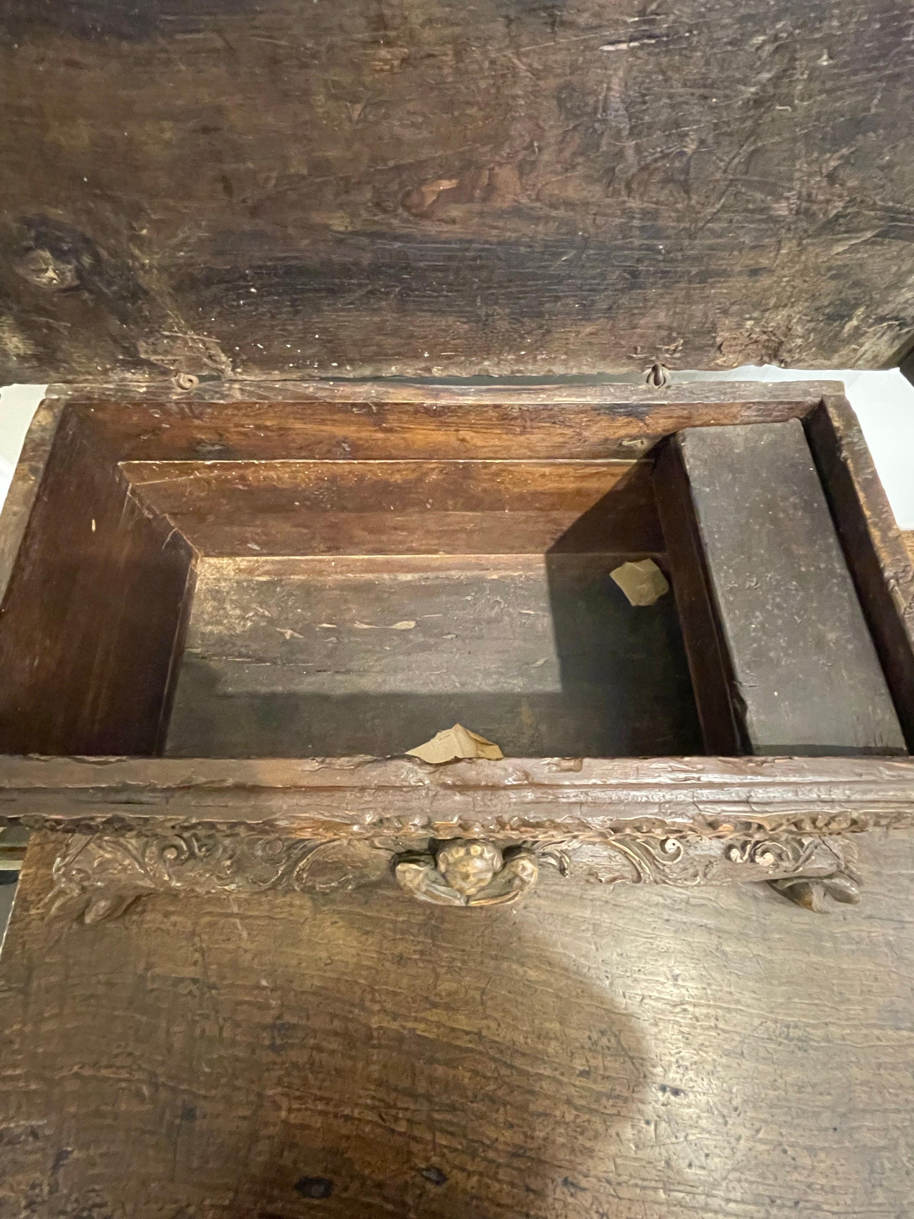 Pequeña arqueta de roble y pino, finales del siglo XVI - principios del XVII Roble en venta