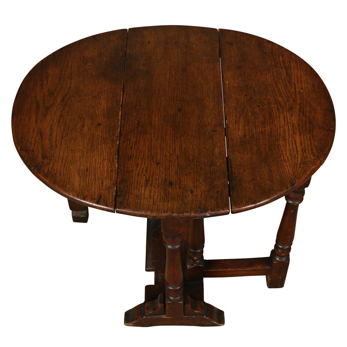 A Small Oak Side Table In Good Condition In New York, NY