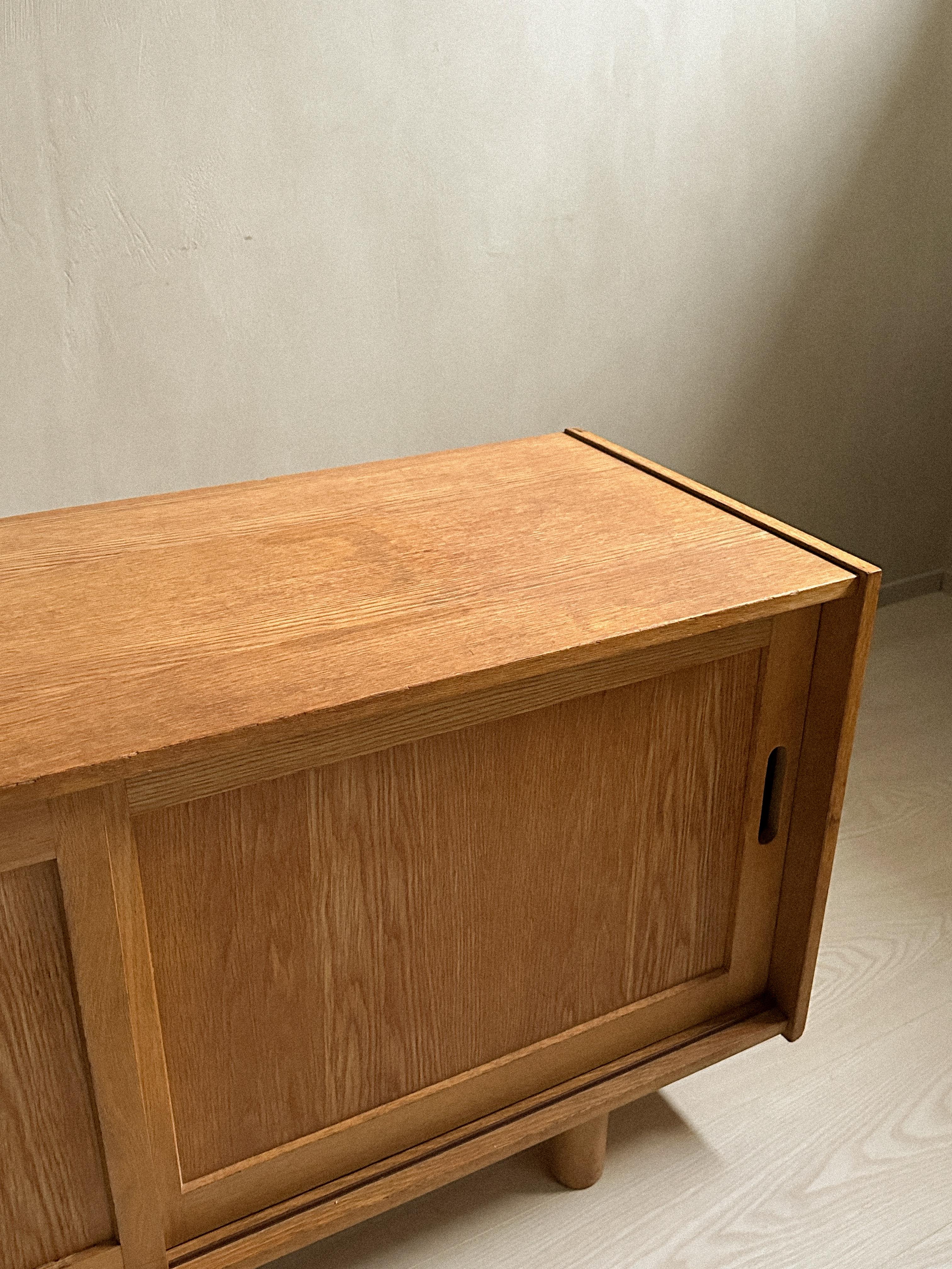A small oak sideboard with round feet, Norway c. 1960s For Sale 7