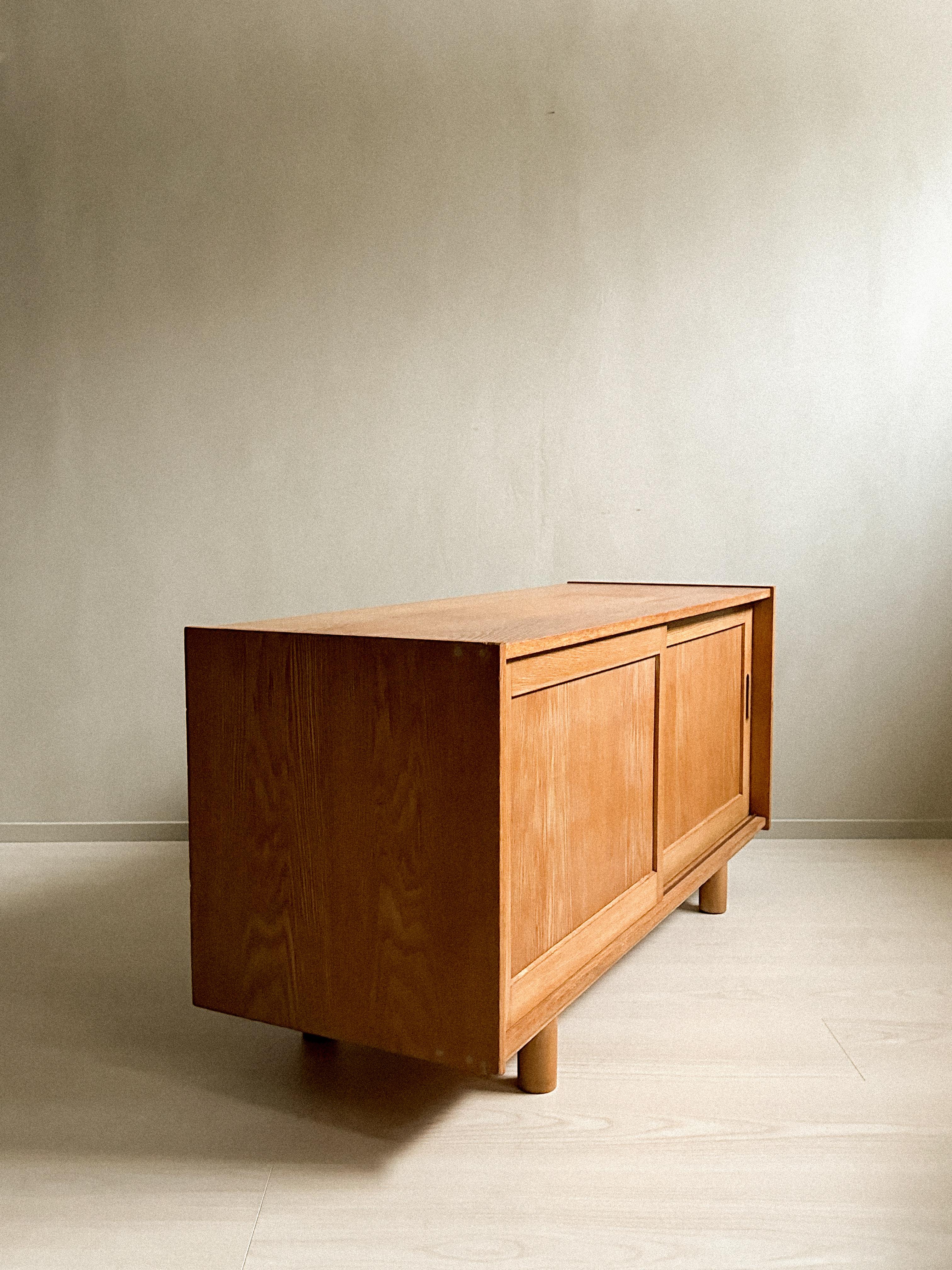 A small oak sideboard with round feet, Norway c. 1960s In Good Condition For Sale In Hønefoss, 30