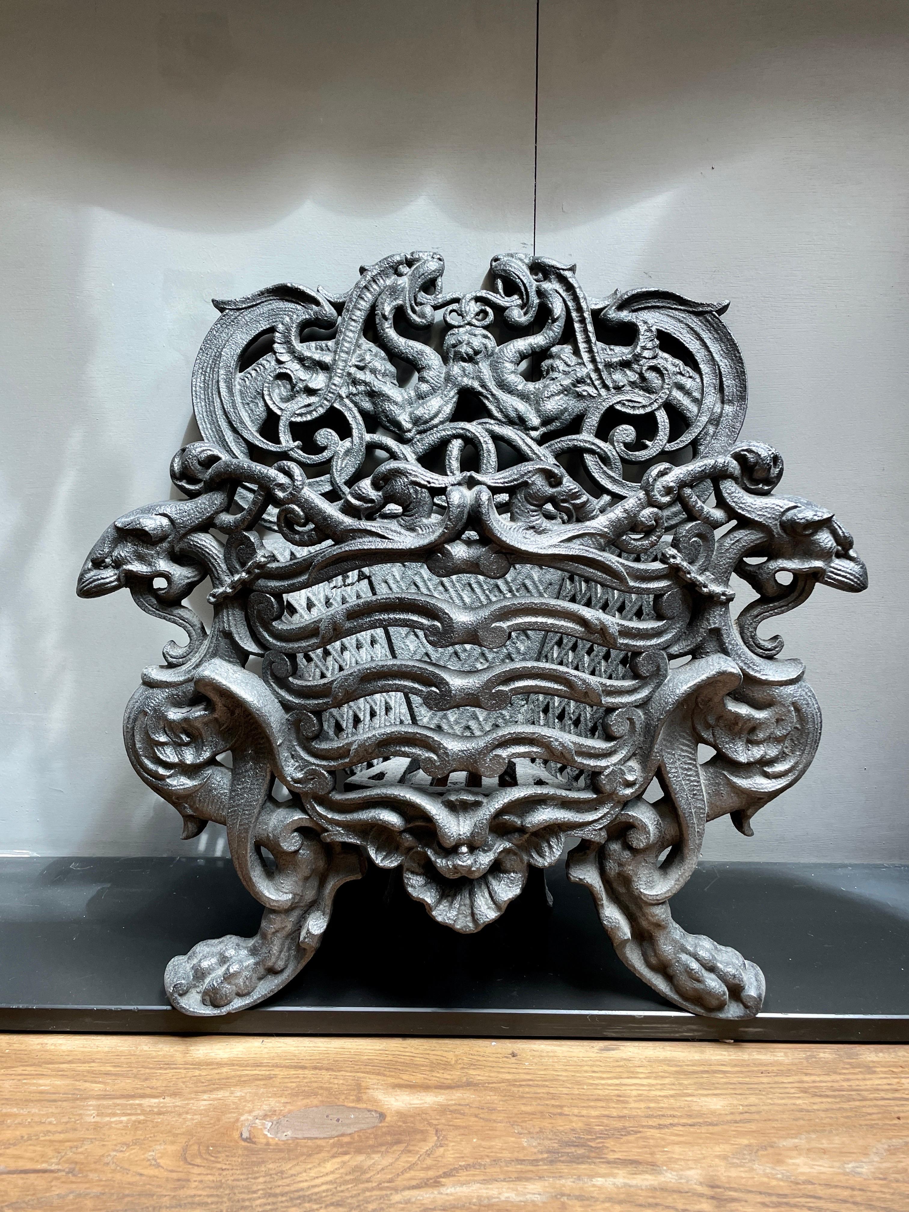 A Small  Ornate French Cast Iron Coal Grate  In Good Condition For Sale In London, GB