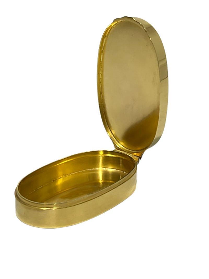 20ième siècle Petite boîte ovale hollandaise en métal argenté et or avec une scène de naissance de Vénus en vente