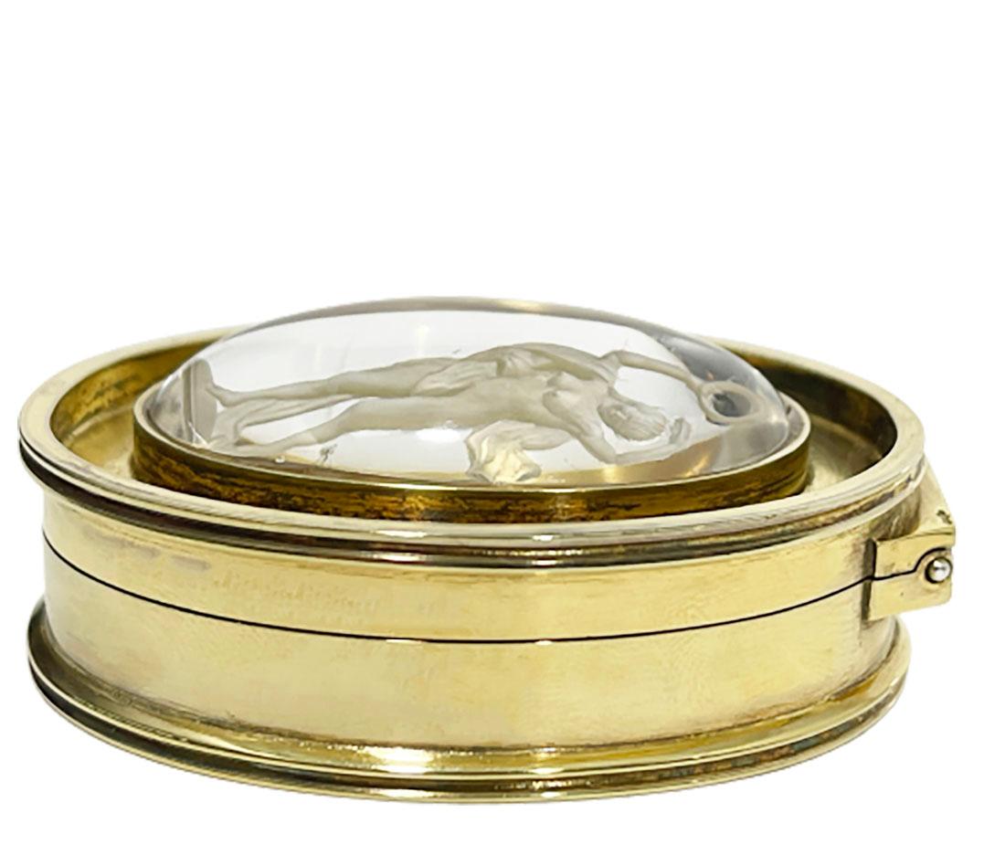A small oval Dutch silver gold plated box with a scene of the Goddess of Victory.

A small oval Dutch silver gold plated box.
A silver box, gold plated with a style cut cabuchon intaglio in glass. With a mythological image of the Goddess of