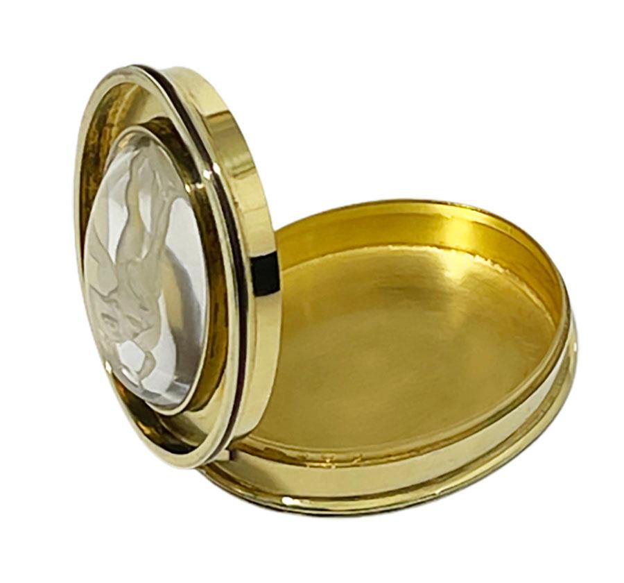 Néerlandais Petite boîte ovale hollandaise en métal argenté et or avec une scène de la déesse de la victoire en vente