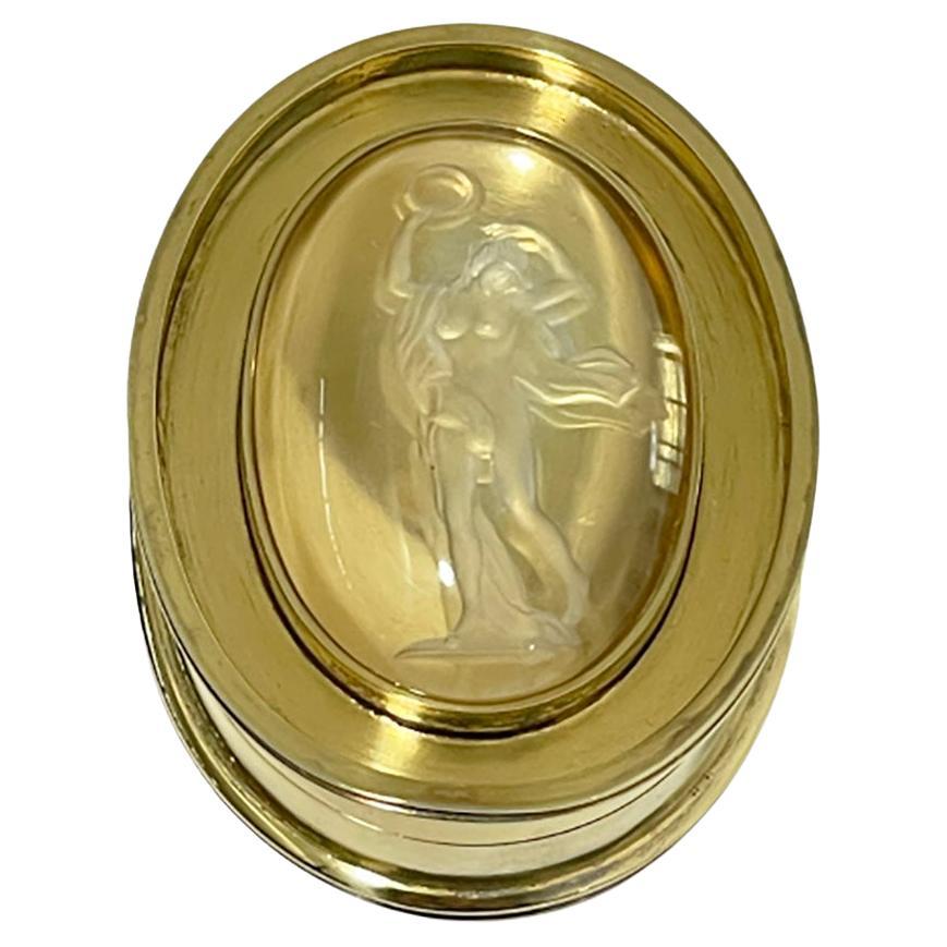 Petite boîte ovale hollandaise en métal argenté et or avec une scène de la déesse de la victoire