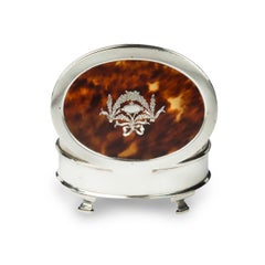 A small oval tortoiseshell piqué patch pot