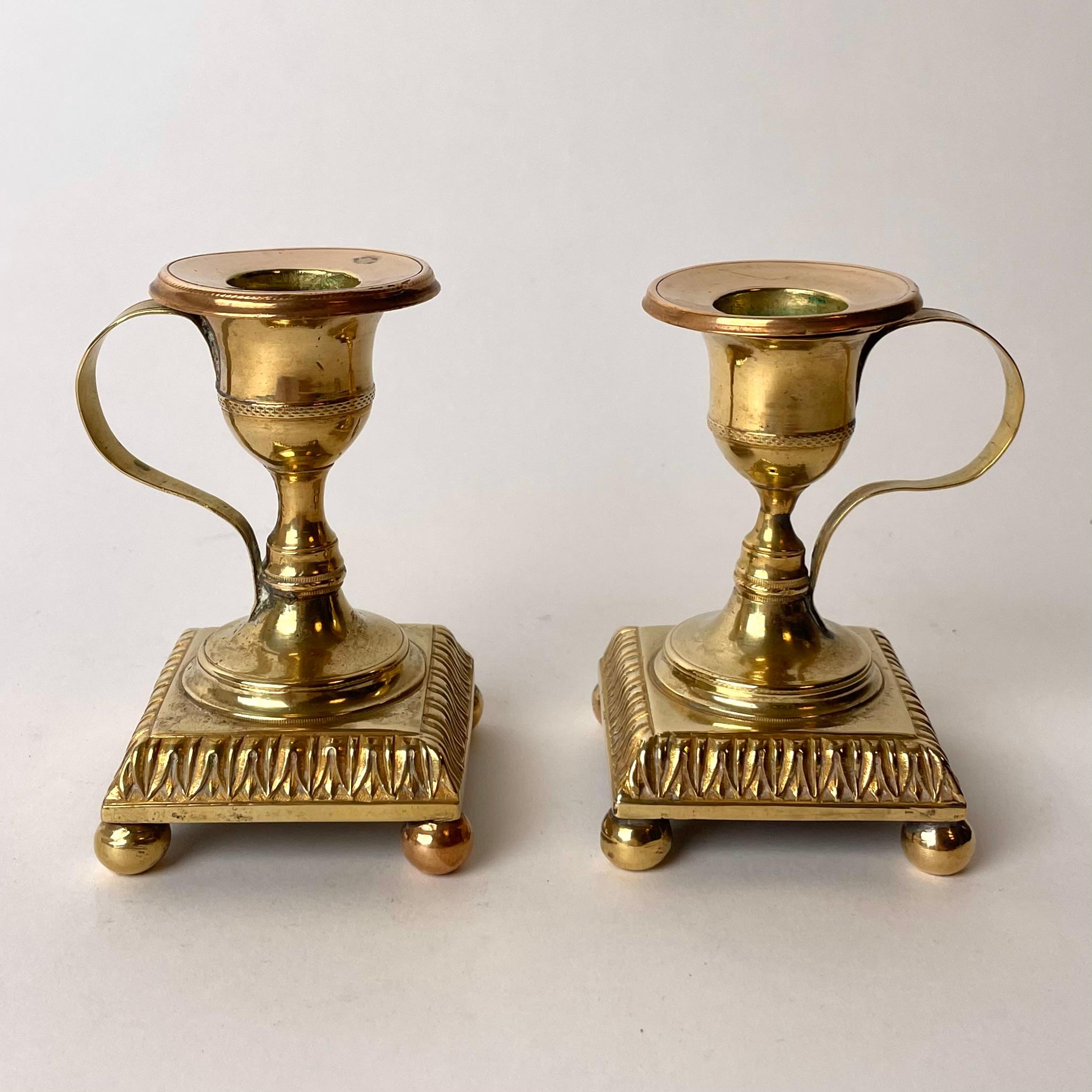 Ein kleines und charmantes Paar gustavianischer Nachtkerzenleuchter aus dem späten 18. Hergestellt in Schweden aus vergoldeter Bronze in den 1780-1790er Jahren.

Alters- und gebrauchsbedingte Abnutzungserscheinungen.