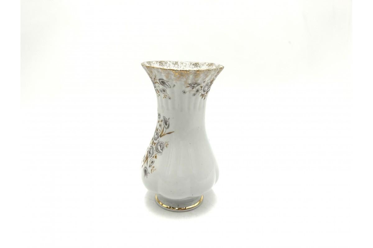 A small porcelain vase

Made in Poland in the 70s

Very good condition

height 16 cm, diameter 8.5 cm