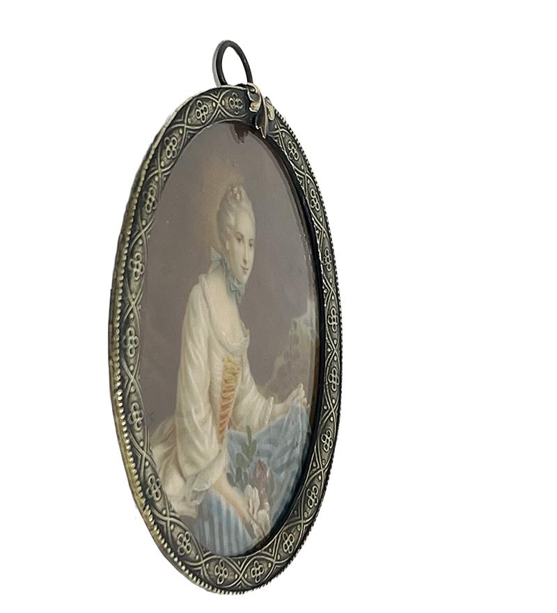 Ein kleines Porträt einer Frau in einem ovalen Bronzerahmen, 19. Jahrhundert im Angebot 1
